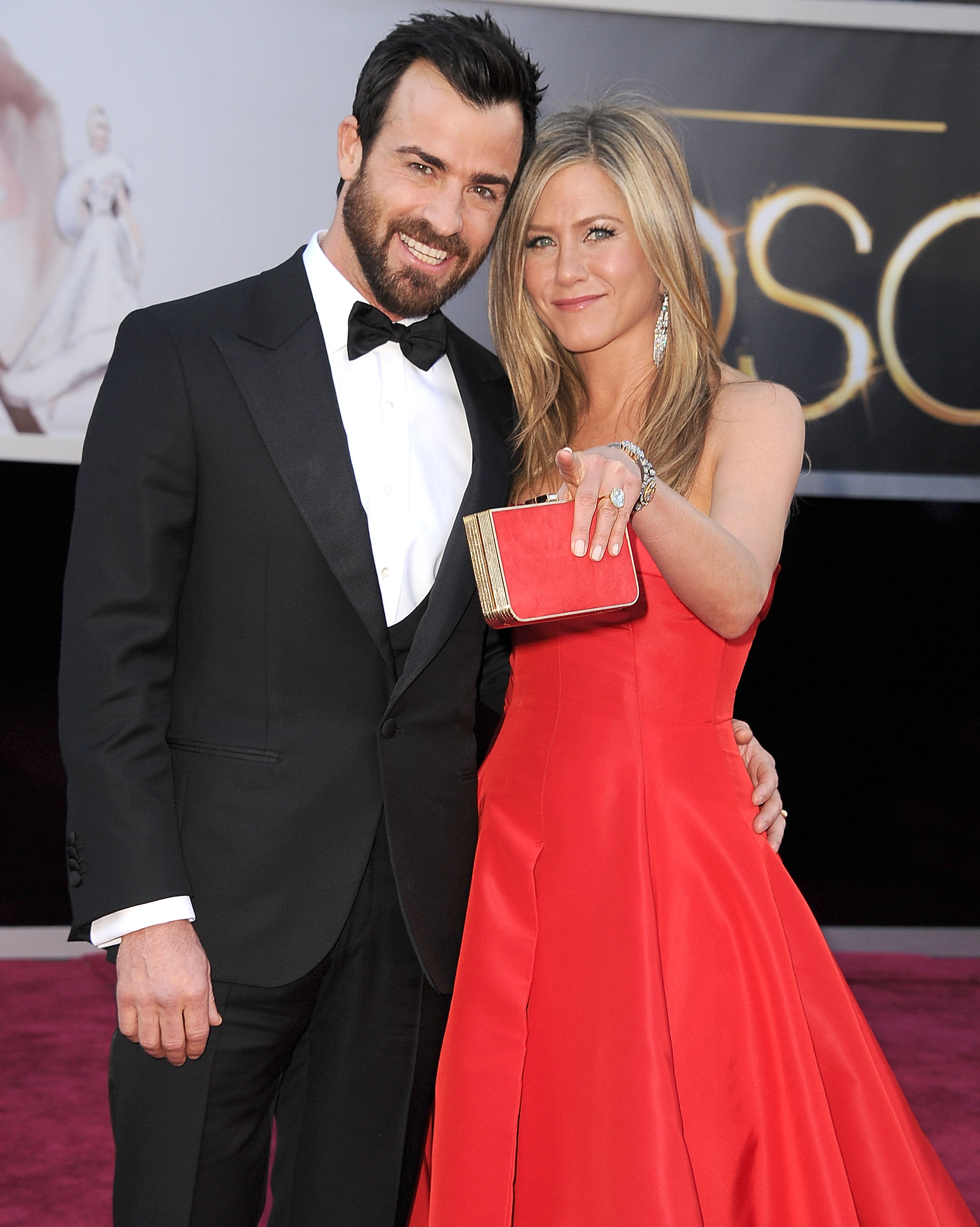 Aniston apareció con Theroux en la 85ª edición de los Premios Anuales de la Academia, en febrero de 2013. Llevaba un atrevido vestido rojo sin tirantes, un bolso de mano a juego y sonreía junto a él en la alfombra roja.