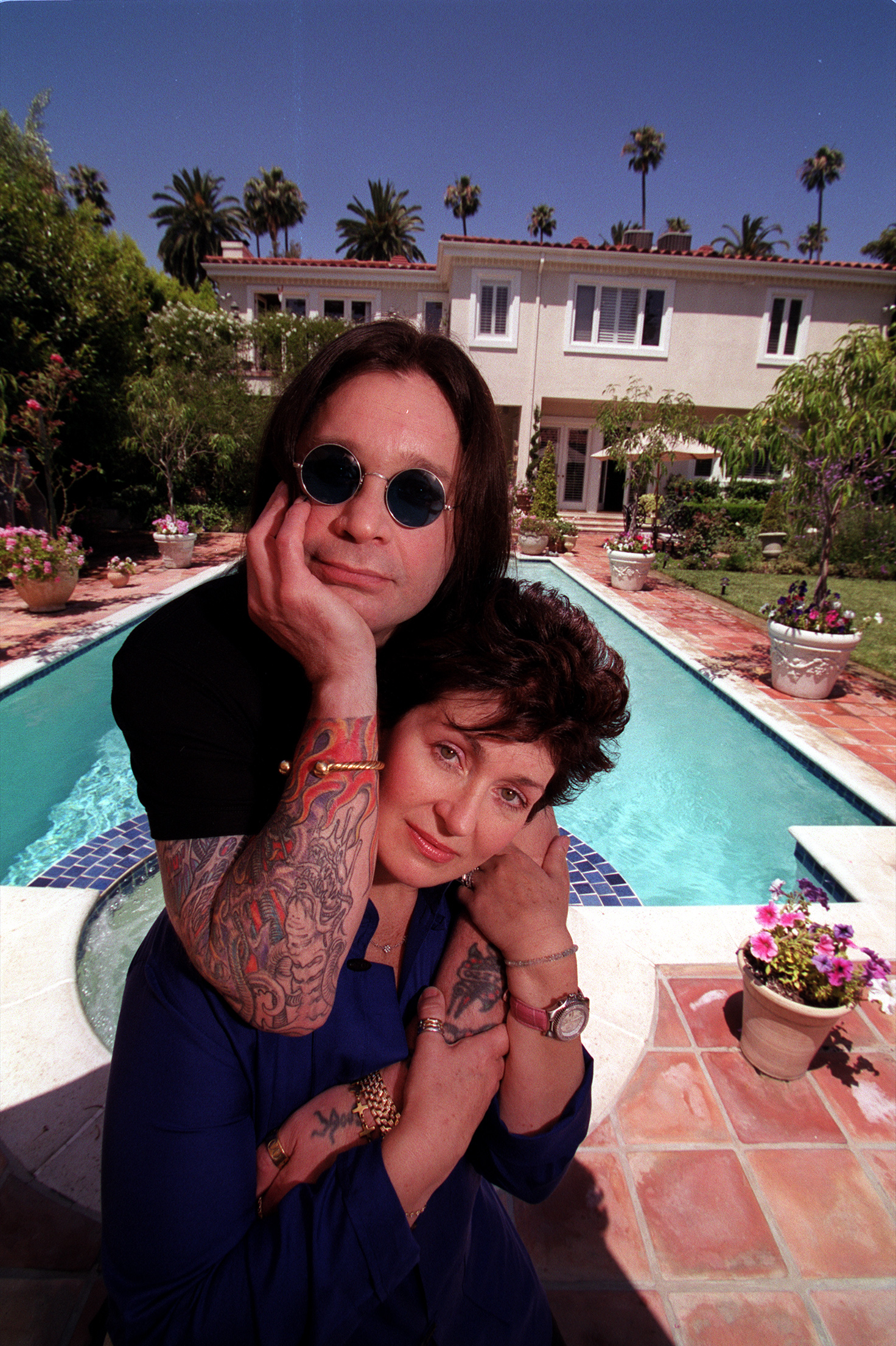 Ozzy y Sharon Osbourne en el patio trasero de su casa de Beverly Hills, California, el 5 de junio de 2000 | Foto: Getty Images