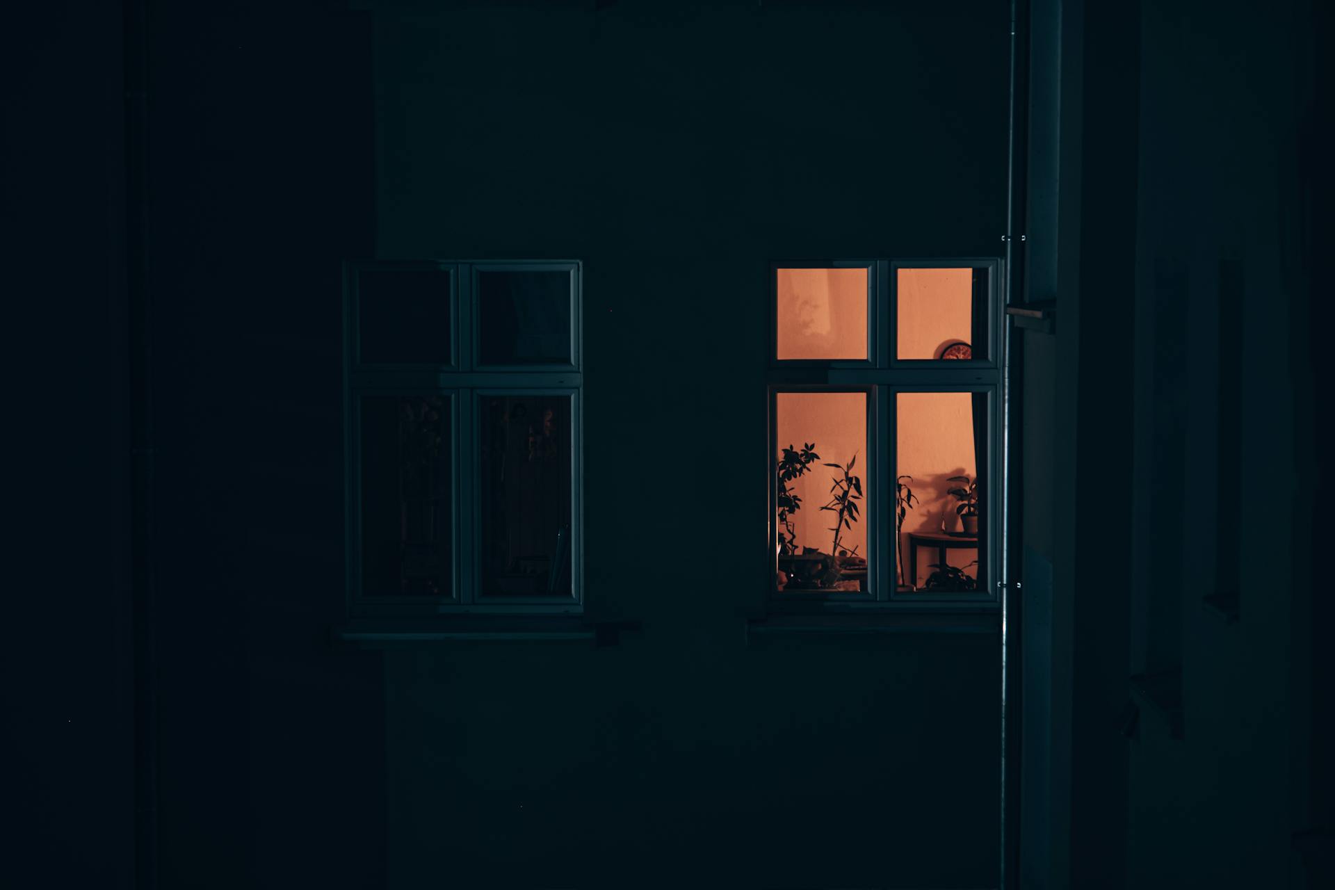 Ventanas de noche | Fuente: Pexels