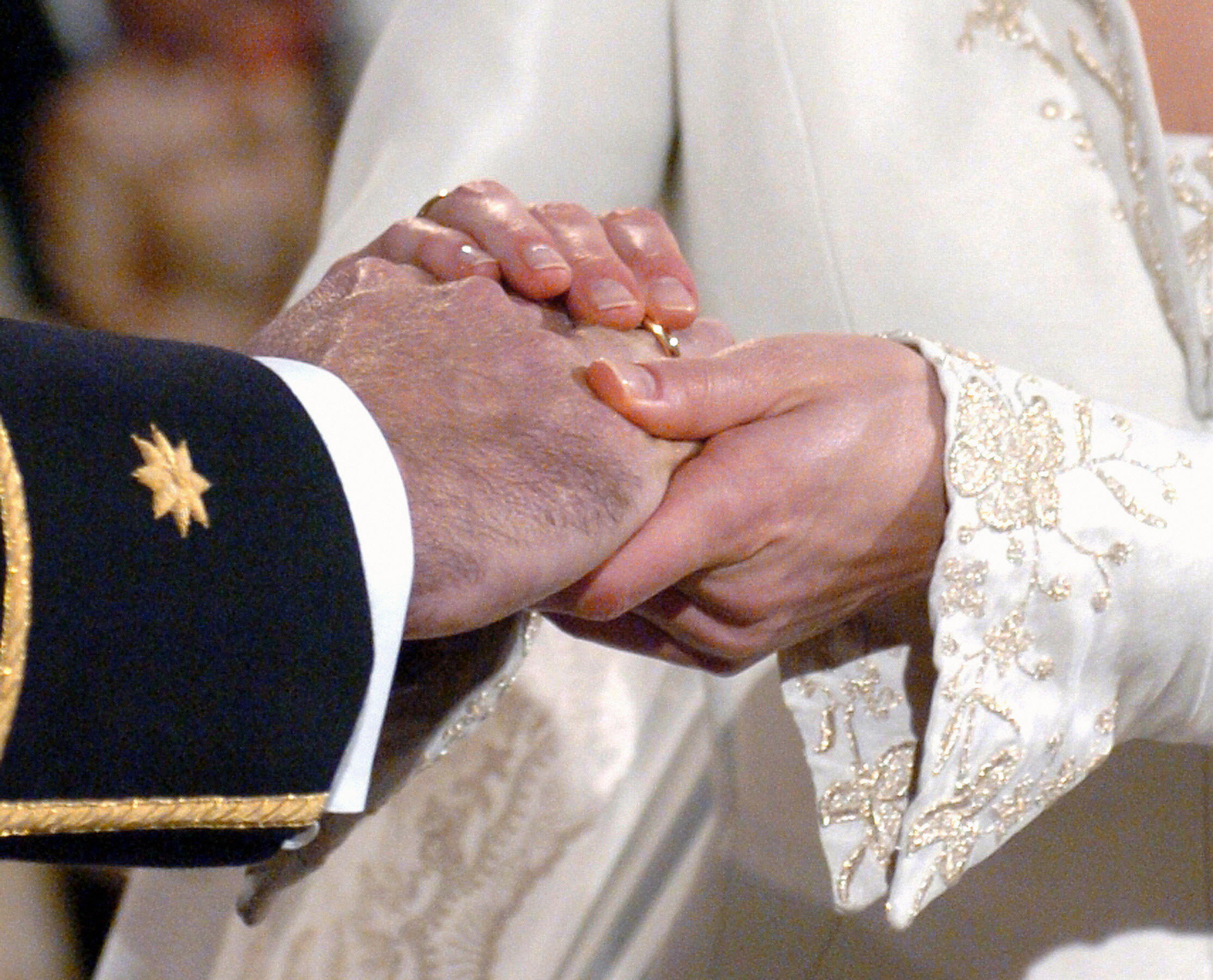 Letizia Ortiz coloca el anillo en el dedo del príncipe heredero español Felipe de Borbón durante su ceremonia de boda en la catedral de la Almudena de Madrid el 22 de mayo de 2004. | Fuente: Getty Images