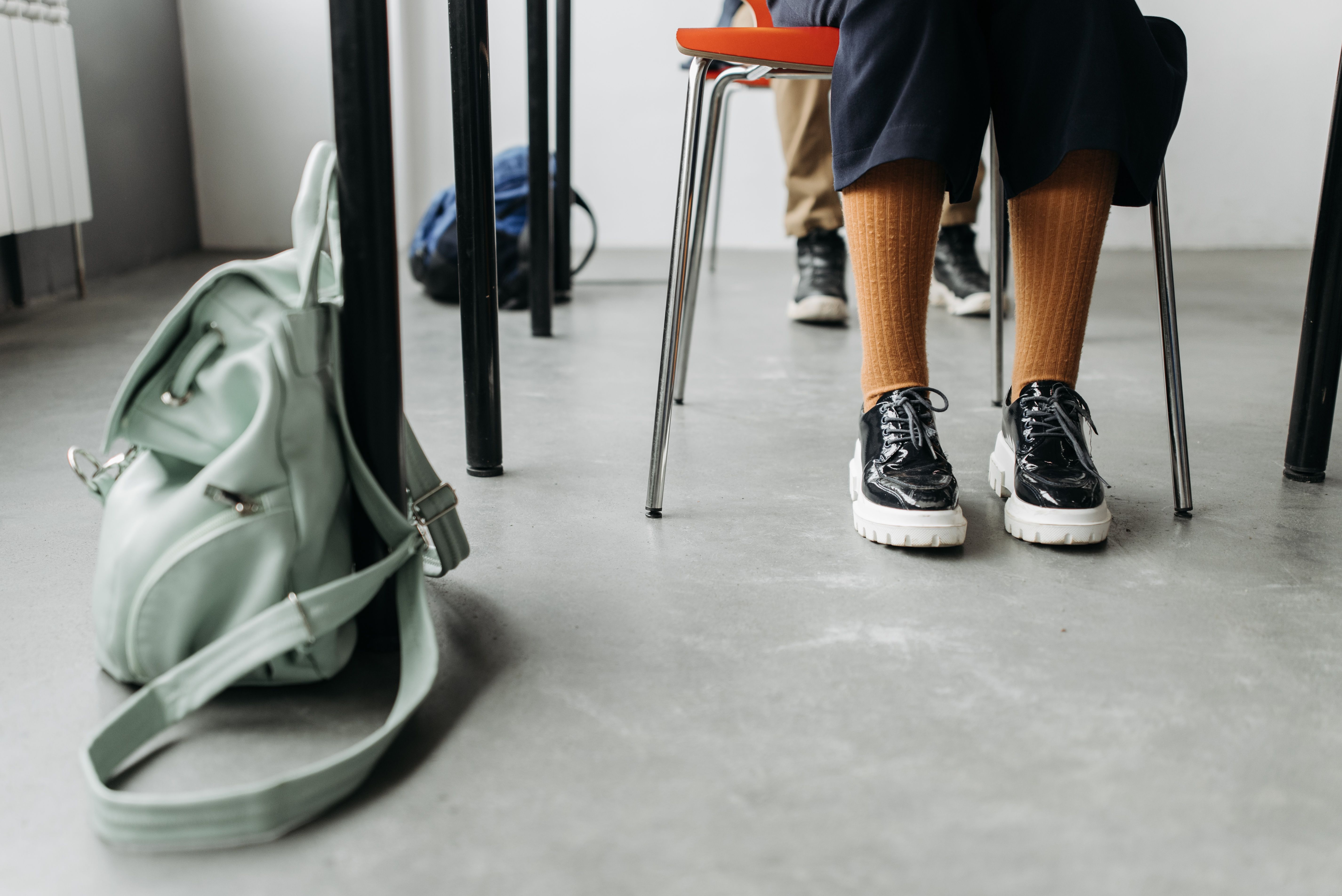 Una persona seduta in classe | Fonte: Pexels