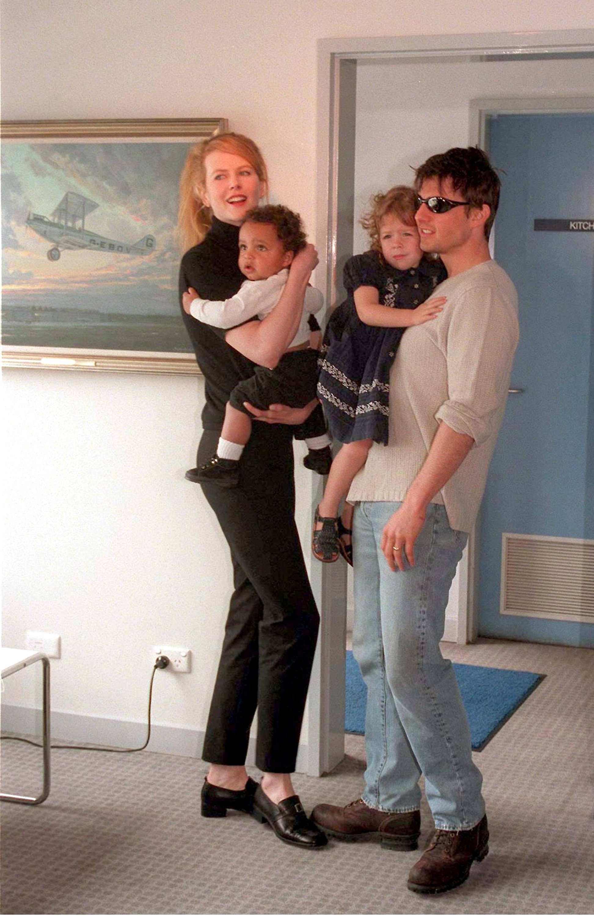 Nicole Kidman y Tom Cruise en el aeropuerto Sydney Kingsford Smith para presentar a sus hijos Connor e Isabella a la prensa el 24 de enero de 1996, en Sydney, Australia. | Foto: Getty Images