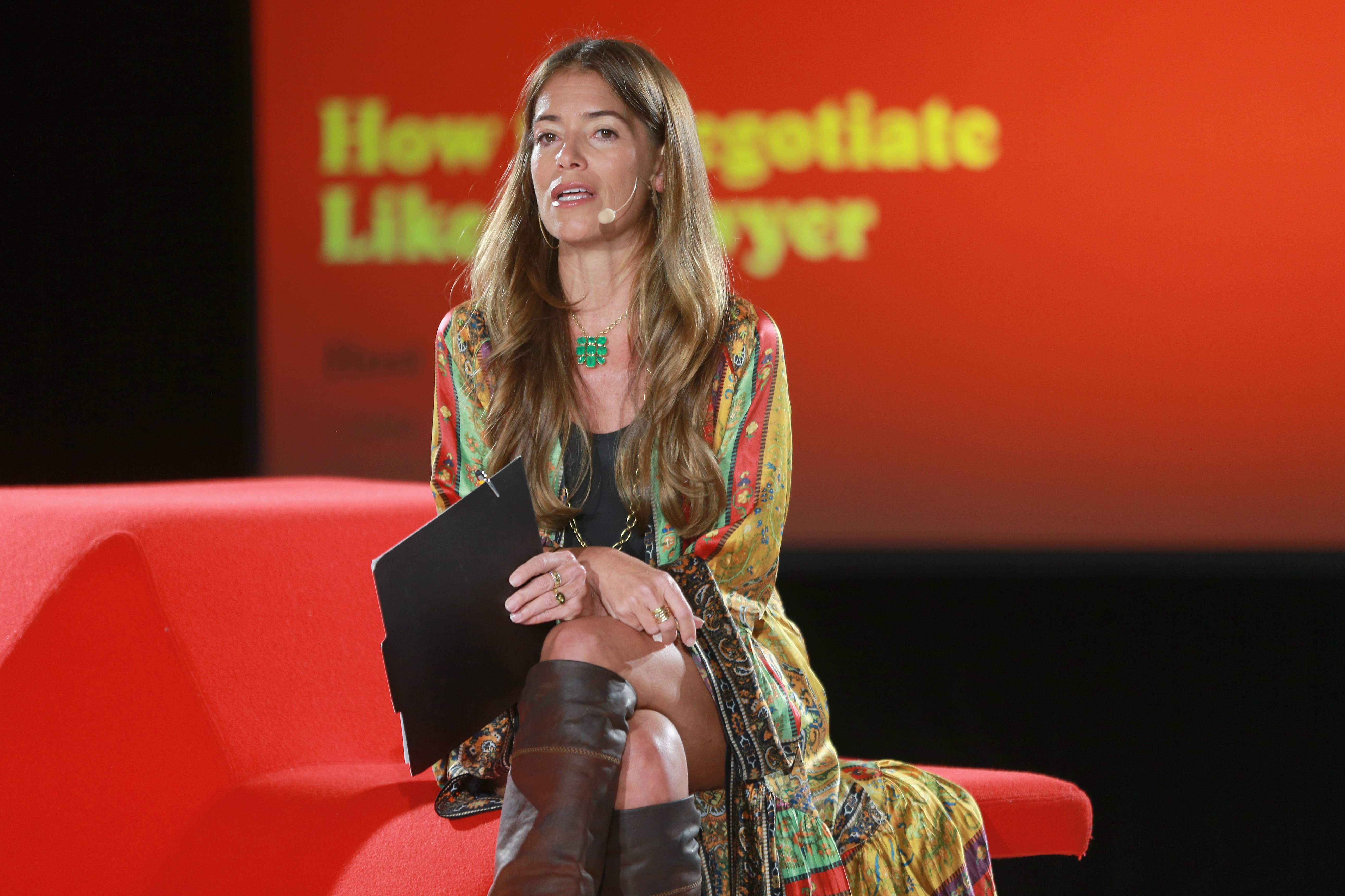 Laura Wasser habla en el escenario del Rally Girlboss en Magic Box, el 28 de abril de 2018 en Los Angeles, California.  | Foto: Getty Images