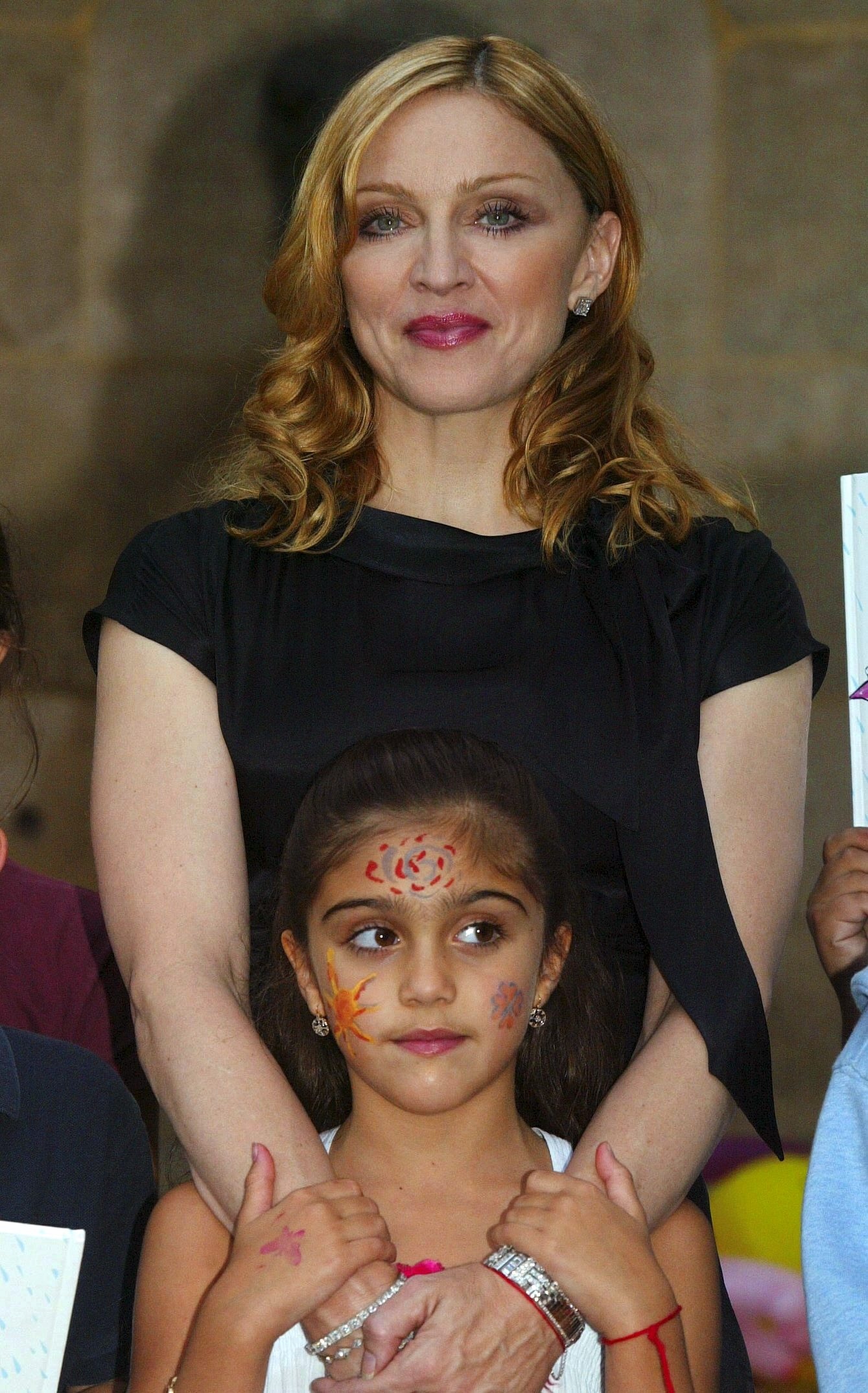 Madonna con su hija Lourdes "Lola" Leon el 15 de septiembre de 2003 en París, Francia | Foto: Getty Images