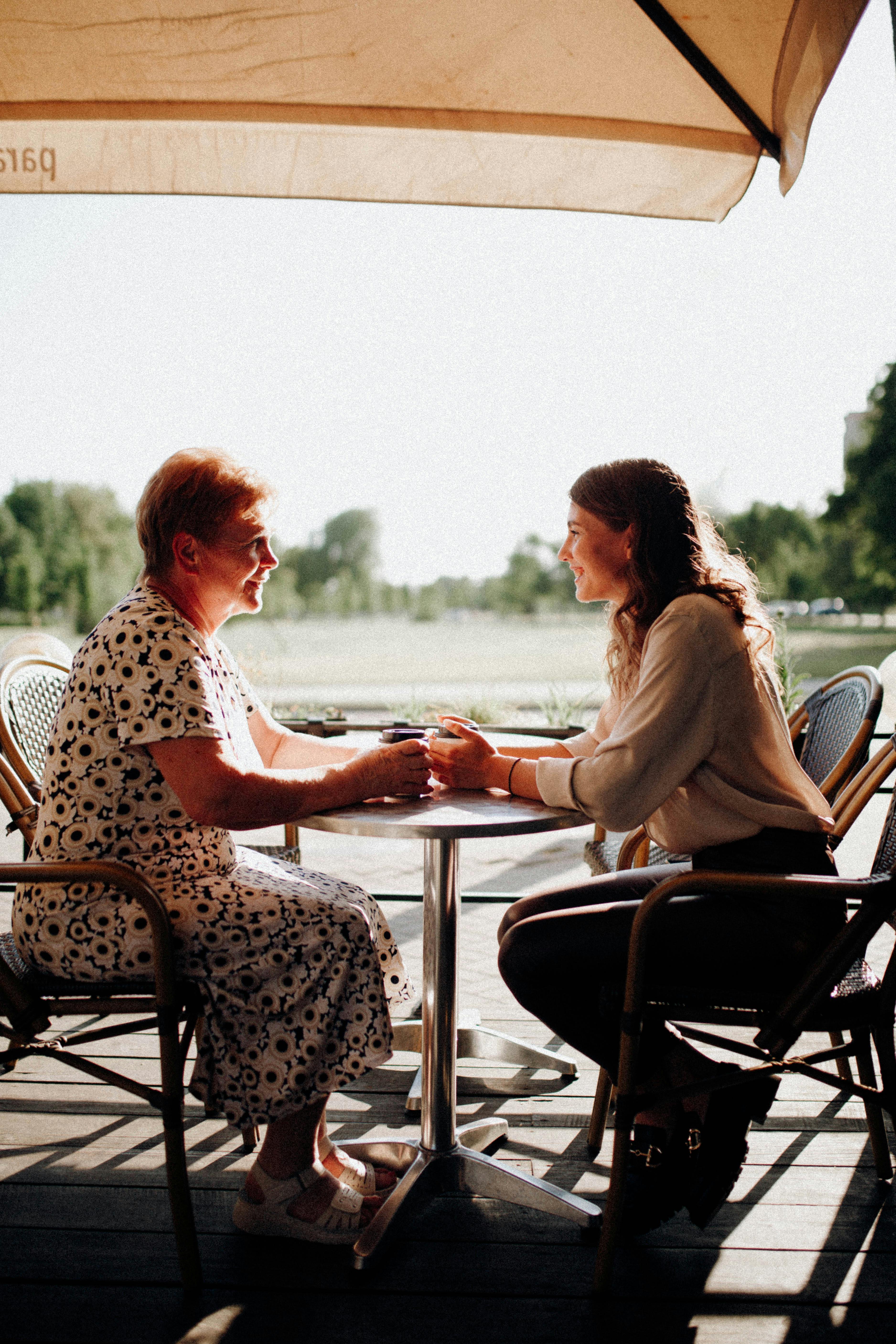 Una joven charlando con su abuela | Fuente: Pexels