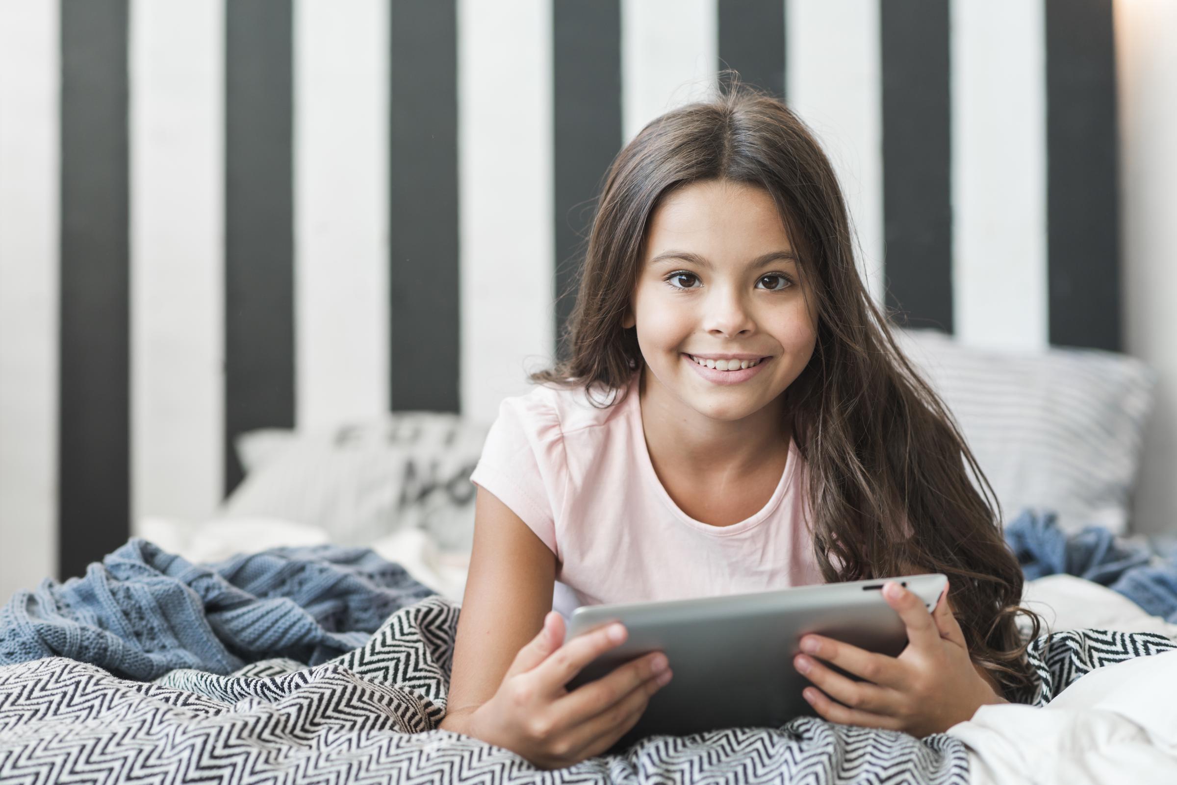 Una chica sonriente | Fuente: Freepik