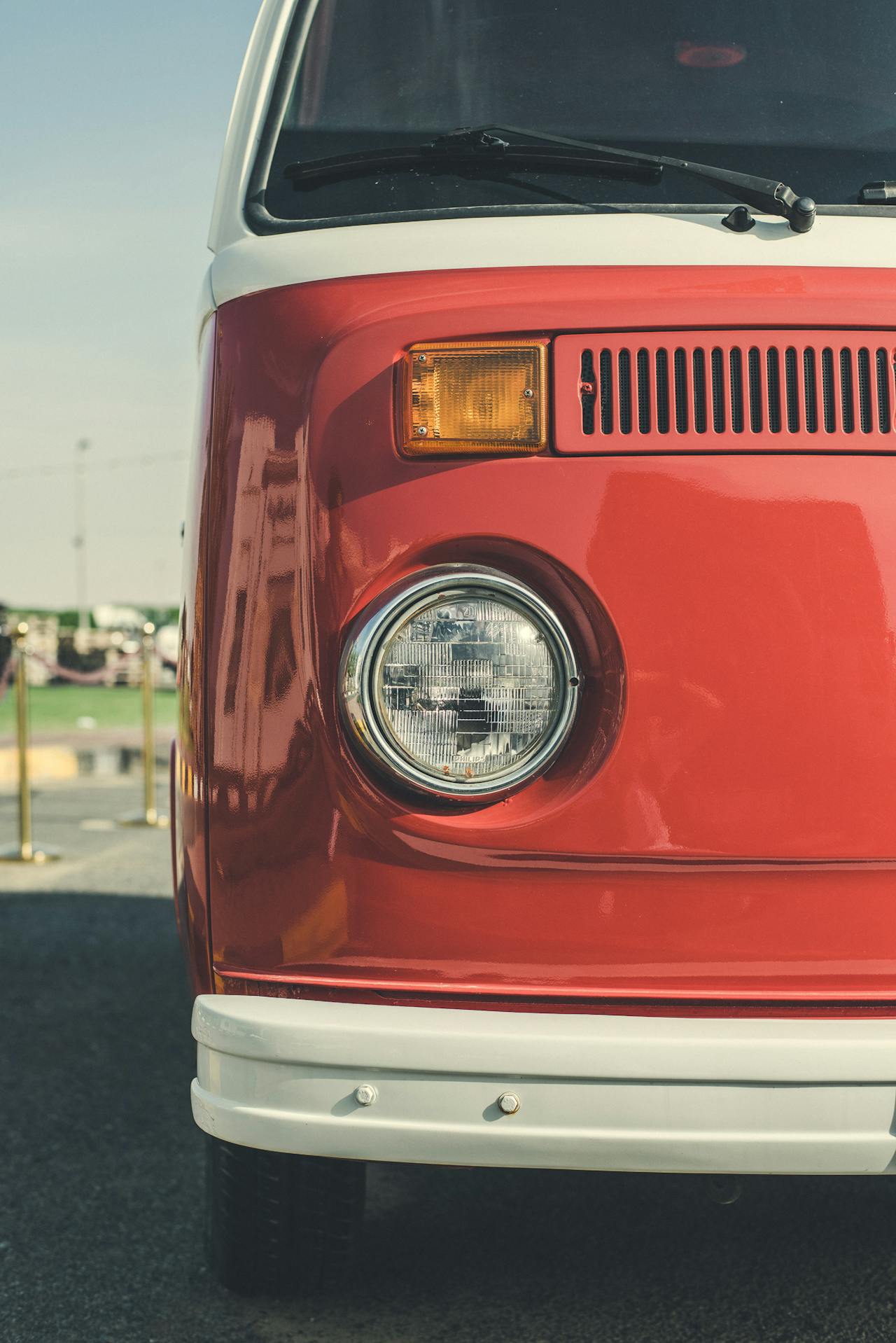 Primer plano de una furgoneta roja | Fuente: Pexels