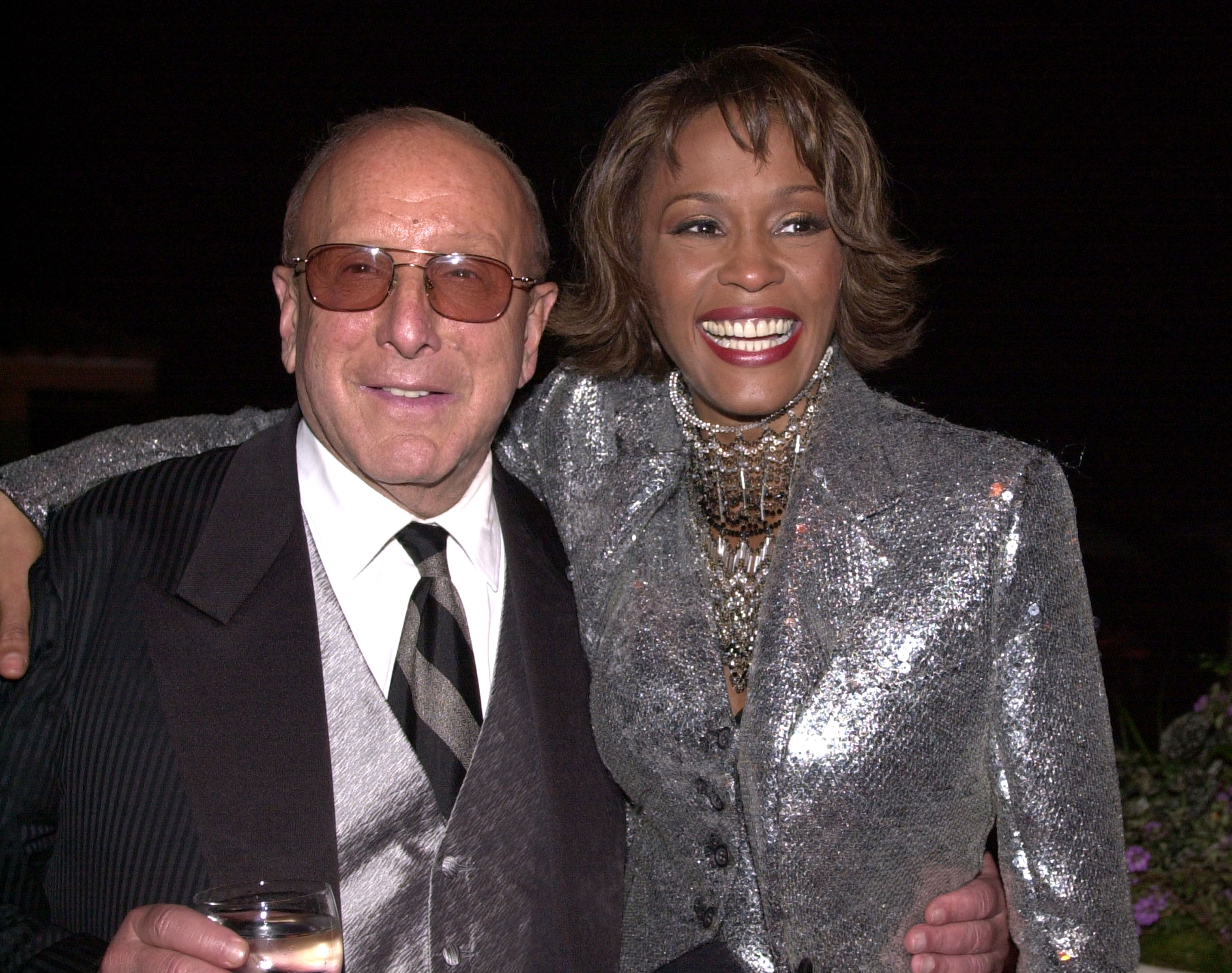 Clive Davis y Whitney Houston en la Private House de Los Ángeles, California, en 2000 | Fuente: Getty Images