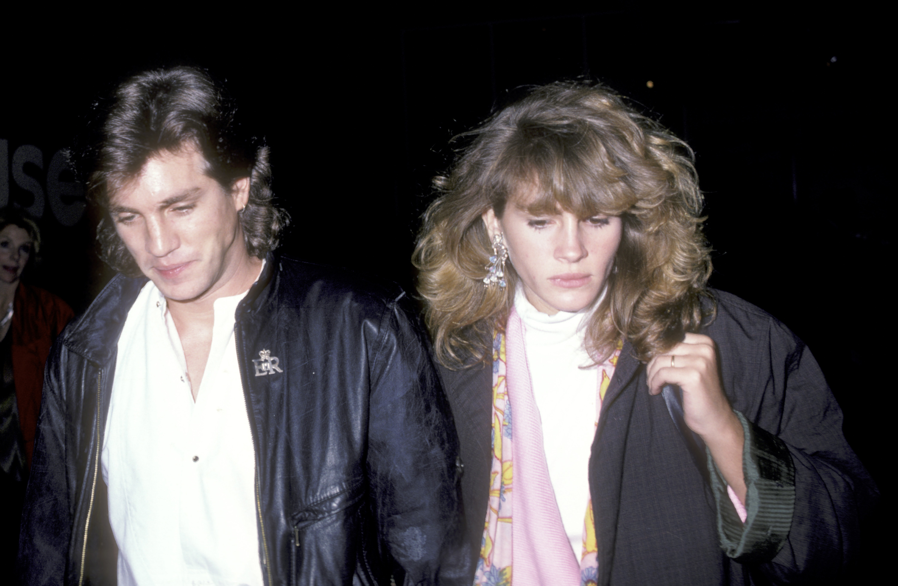 Eric y Julia Roberts asisten a la representación de la obra "Goose and Tomtom" en el Lincoln Center de Nueva York, el 28 de agosto de 1986 | Fuente: Getty Images