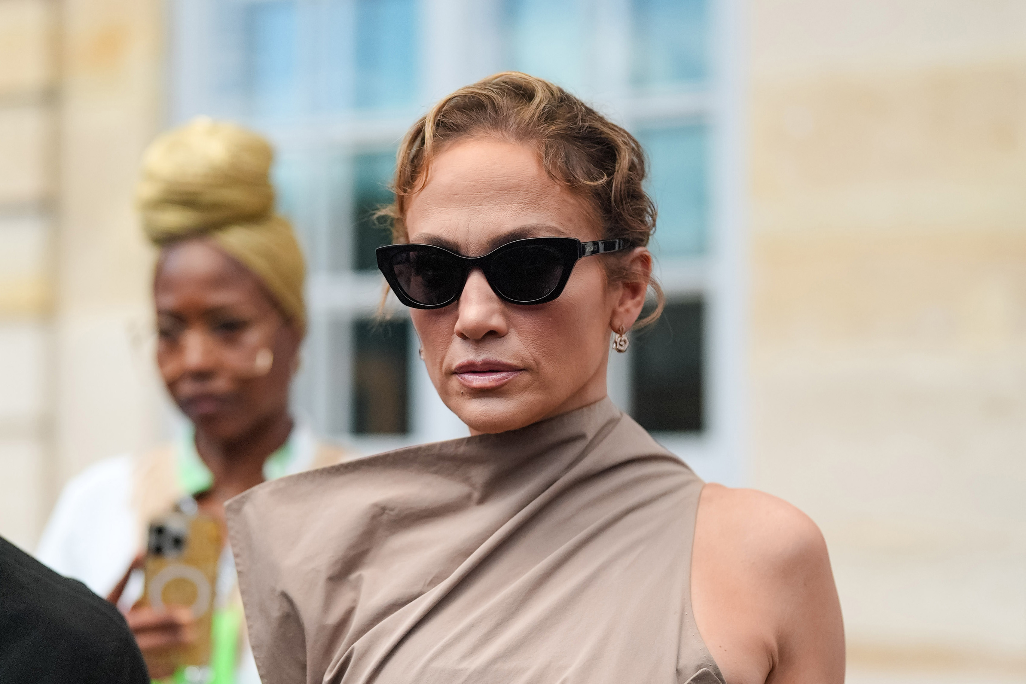 Jennifer Lopez es vista, fuera de Dior, durante la Alta Costura Otoño/Invierno 2024/25 como parte de la Semana de la Moda de París el 24 de junio de 2024 en París, Francia. | Fuente: Getty Images