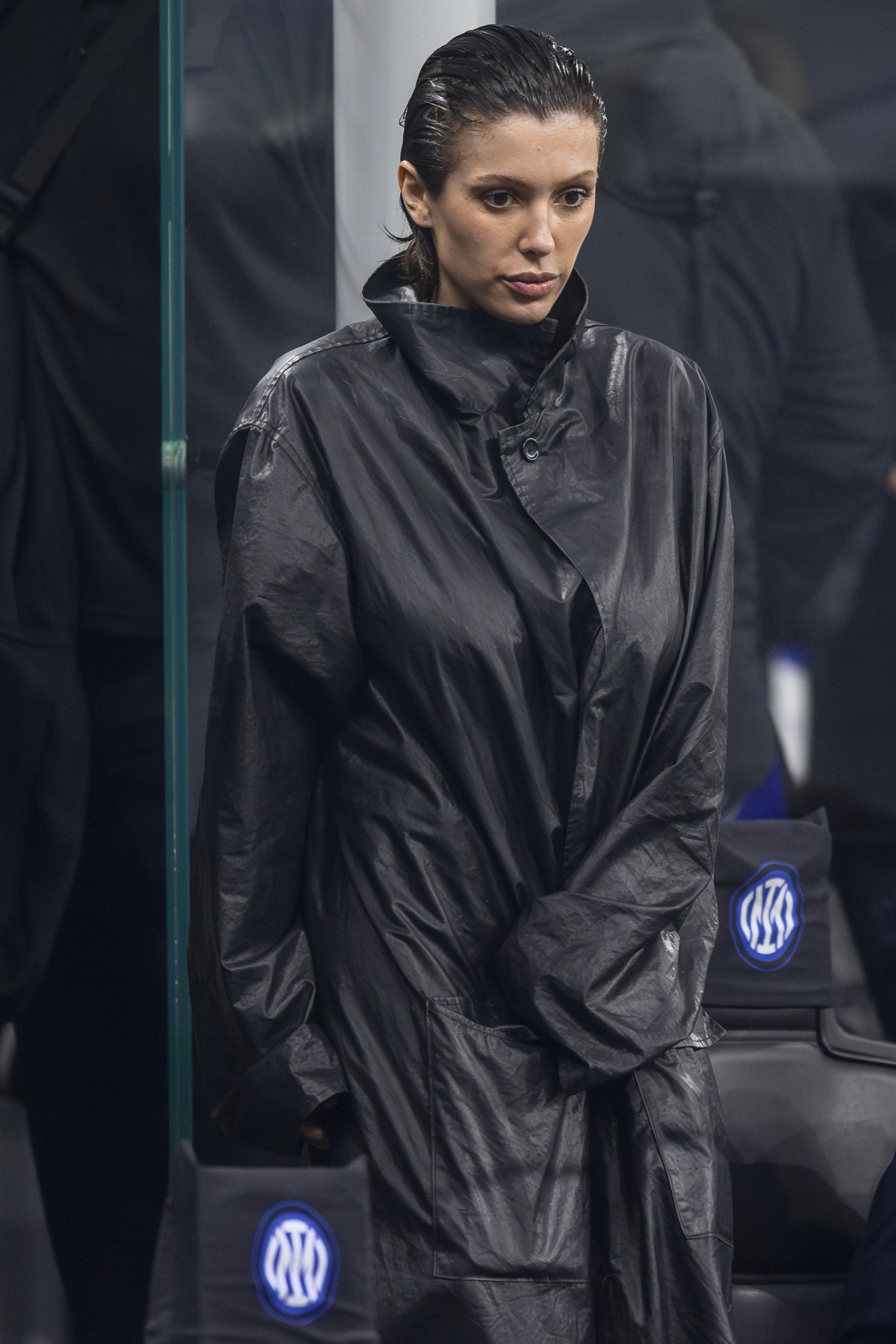 Bianca Censori durante el partido de ida de octavos de final de la Liga de Campeones de la UEFA 2023/24 entre el FC Internazionale y el Atlético de Madrid el 20 de febrero de 2024. | Fuente: Getty Images