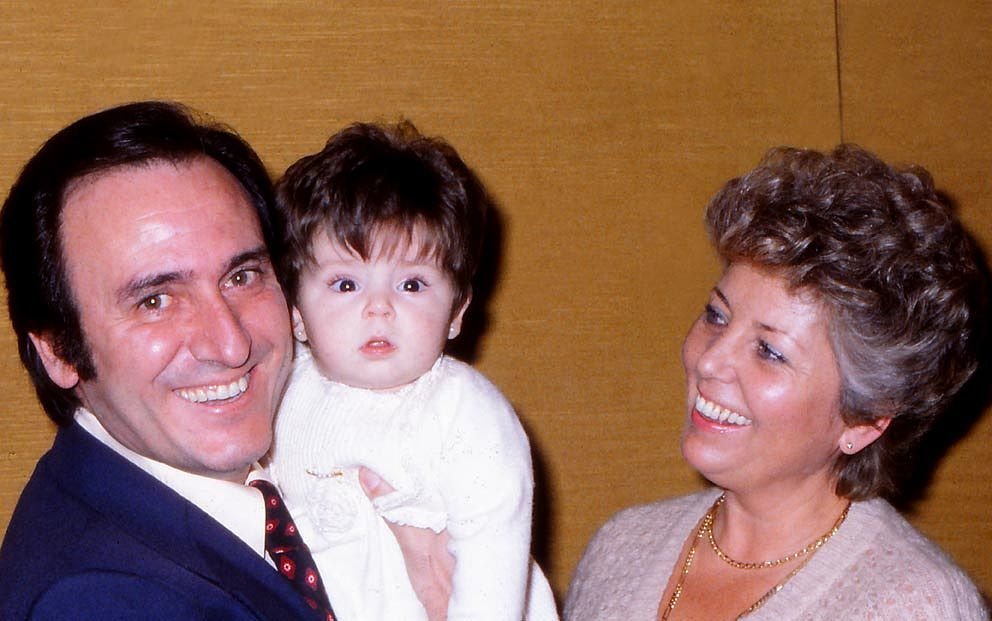 Manolo Escobar con su esposa Anita y su hija, 1979, Madrid, España. | Foto: Getty Images