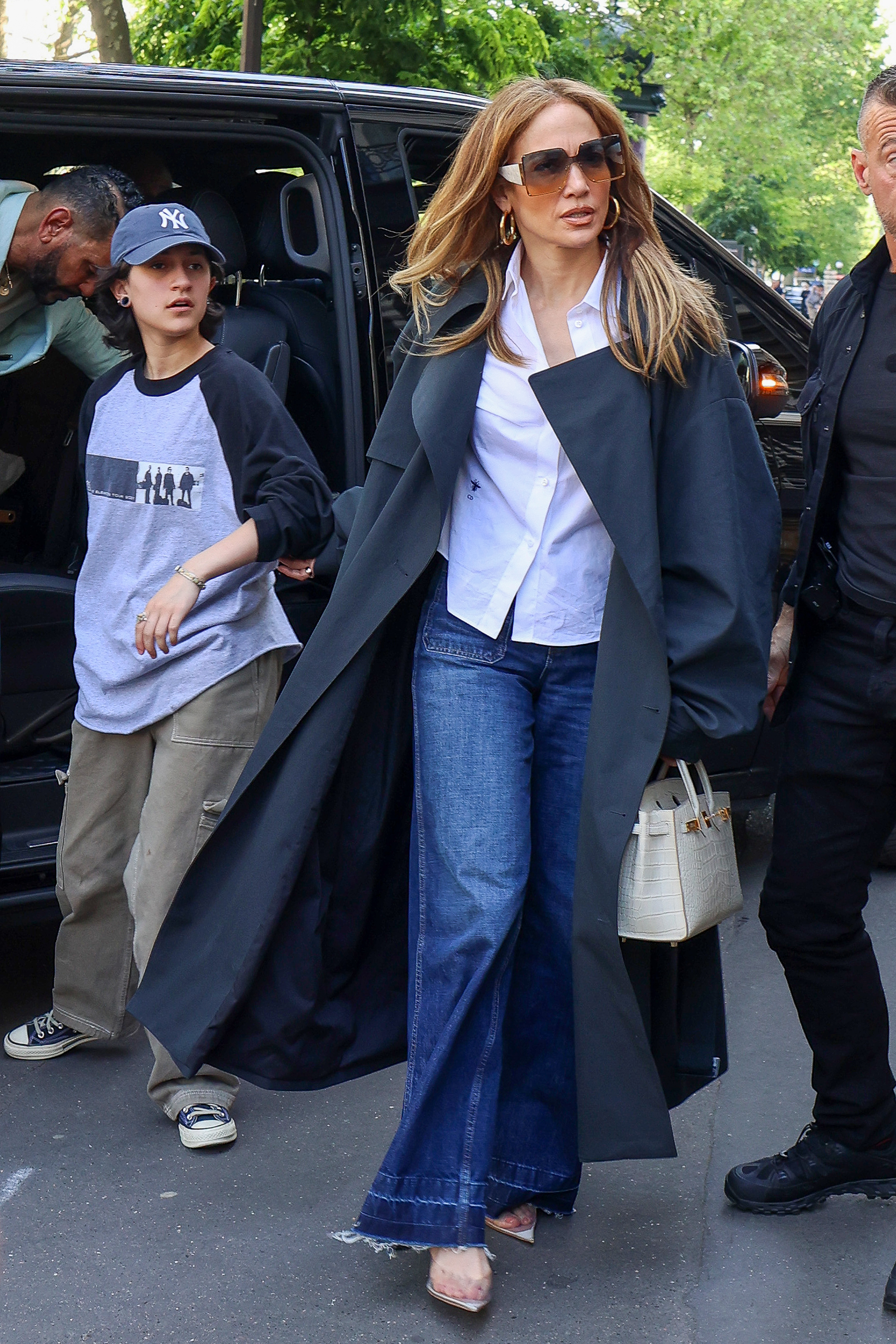 Jennifer Lopez y Emme Muñiz son vistas el 9 de mayo de 2024, en París, Francia | Fuente: Getty Images