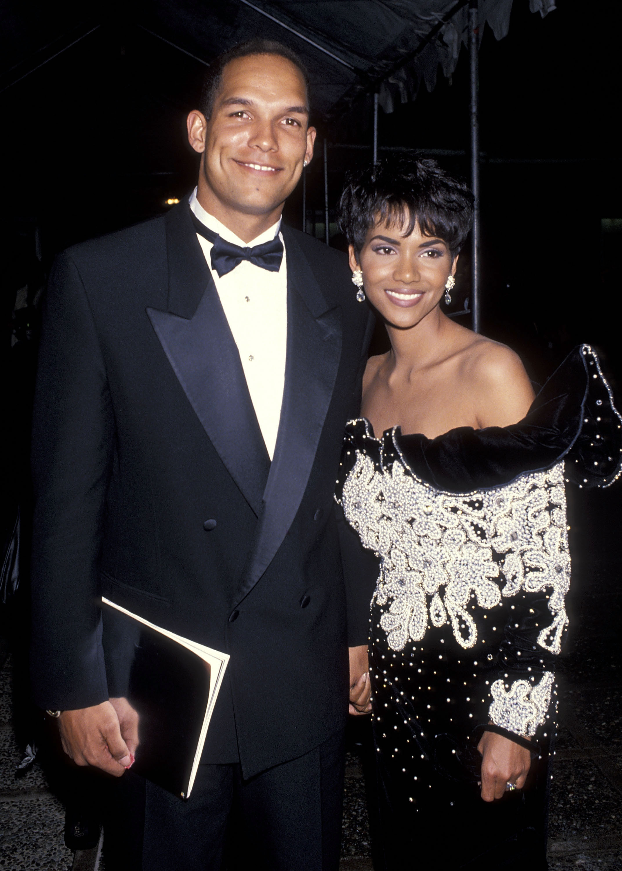 David Justice y la actriz Halle Berry asisten a la 25 edición de los premios NAACP Image Awards en el Auditorio Cívico de Pasadena el 16 de enero de 1993, en Pasadena, California. | Fuente: Getty Images