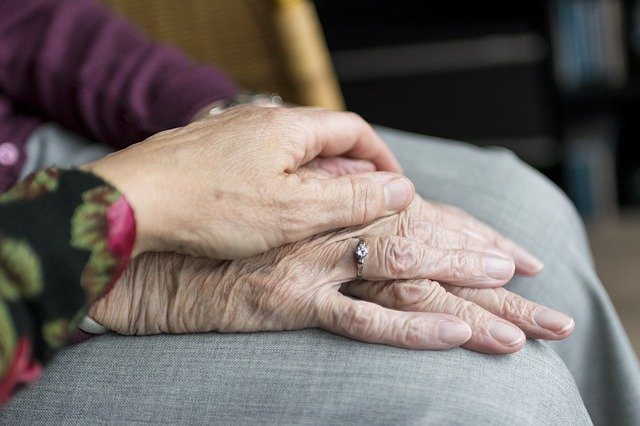 Personas mayores tomadas de las manos. | Foto: Pixabay/sabinevanerp