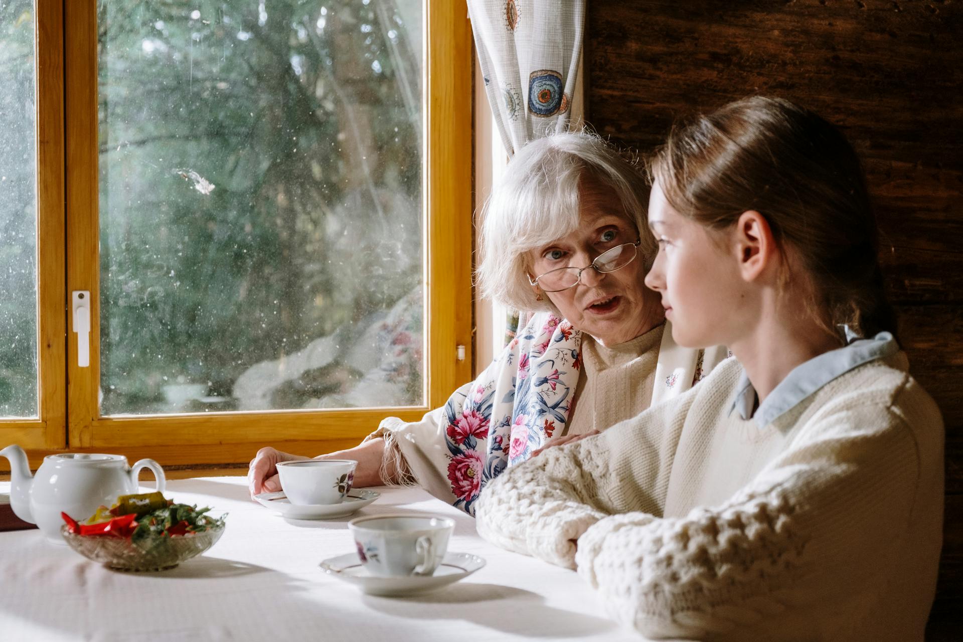 Una joven tomando el té con una anciana | Fuente: Pexels