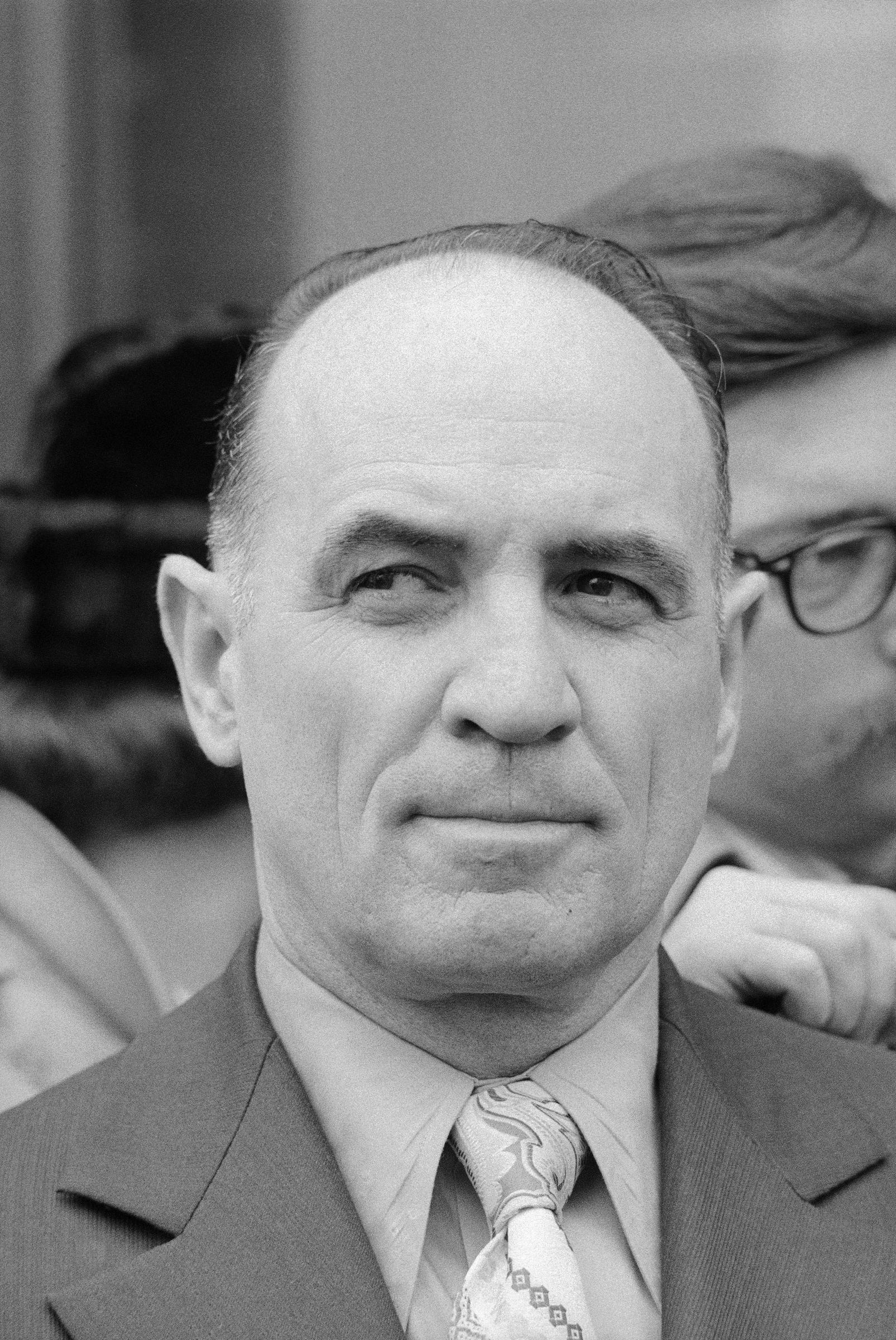 James W. McCord Jr., uno de los declarados culpables en el caso de las escuchas del Watergate, abandona el tribunal el 4 de abril de 1973 | Fuente: Getty Images