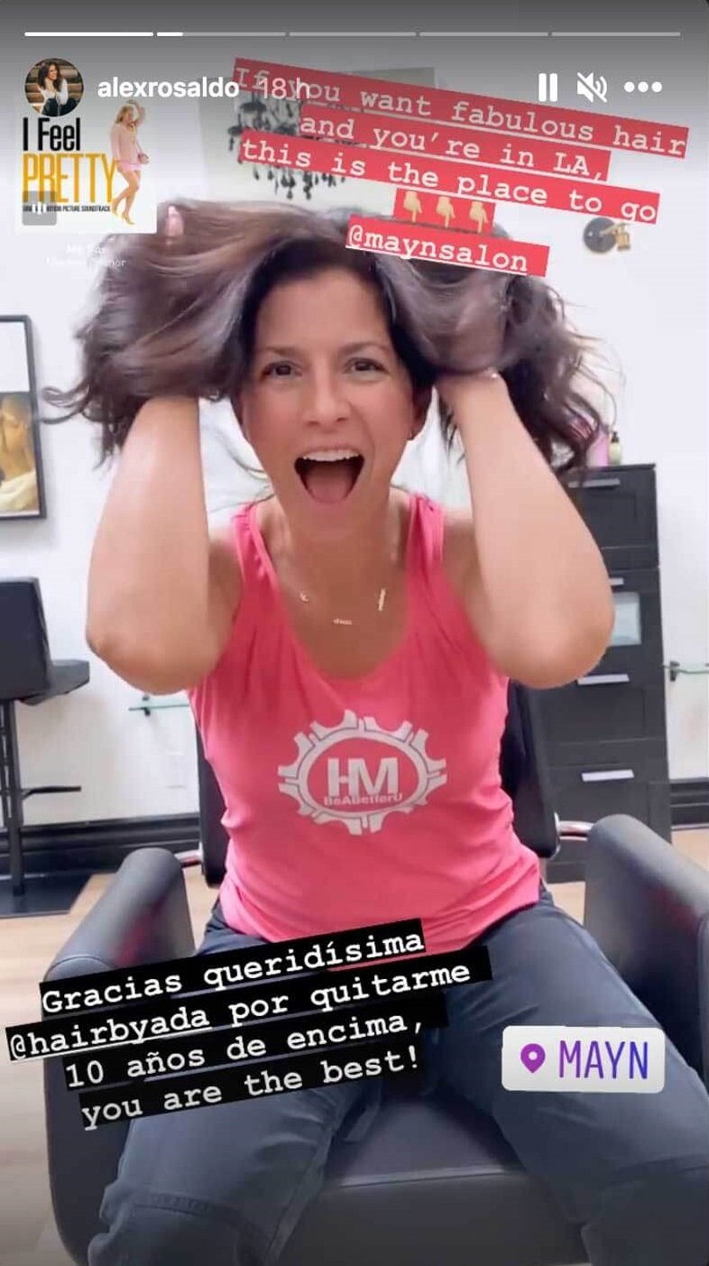 Alessandra Rosaldo mostrando la nueva apariencia de su cabello. | Foto: Instagram Stories/alexrosaldo