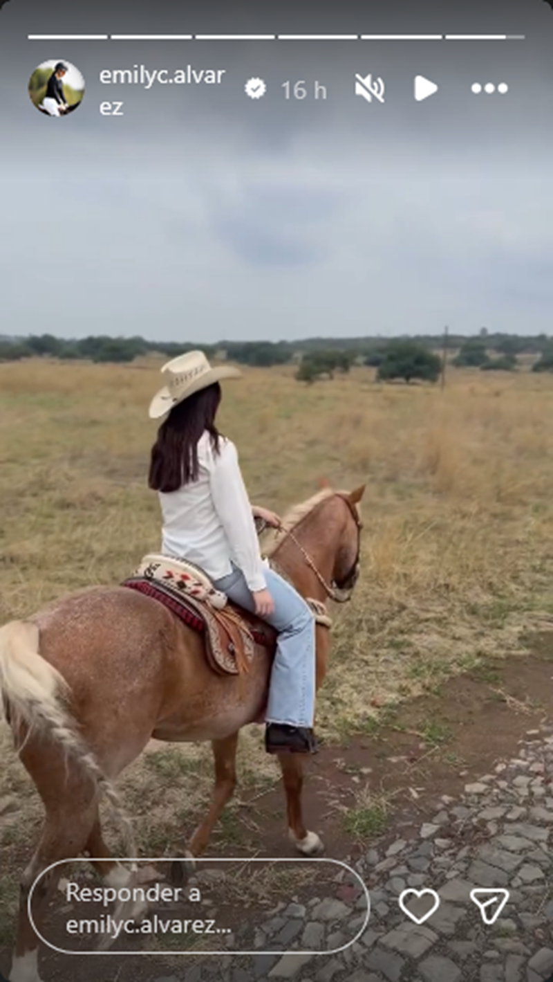 Emily Cinnamon Álvarez luciendo un look de vaquera durante su fin de semana en el campo | Fuente: Instagram Stories/emilyc.alvarez