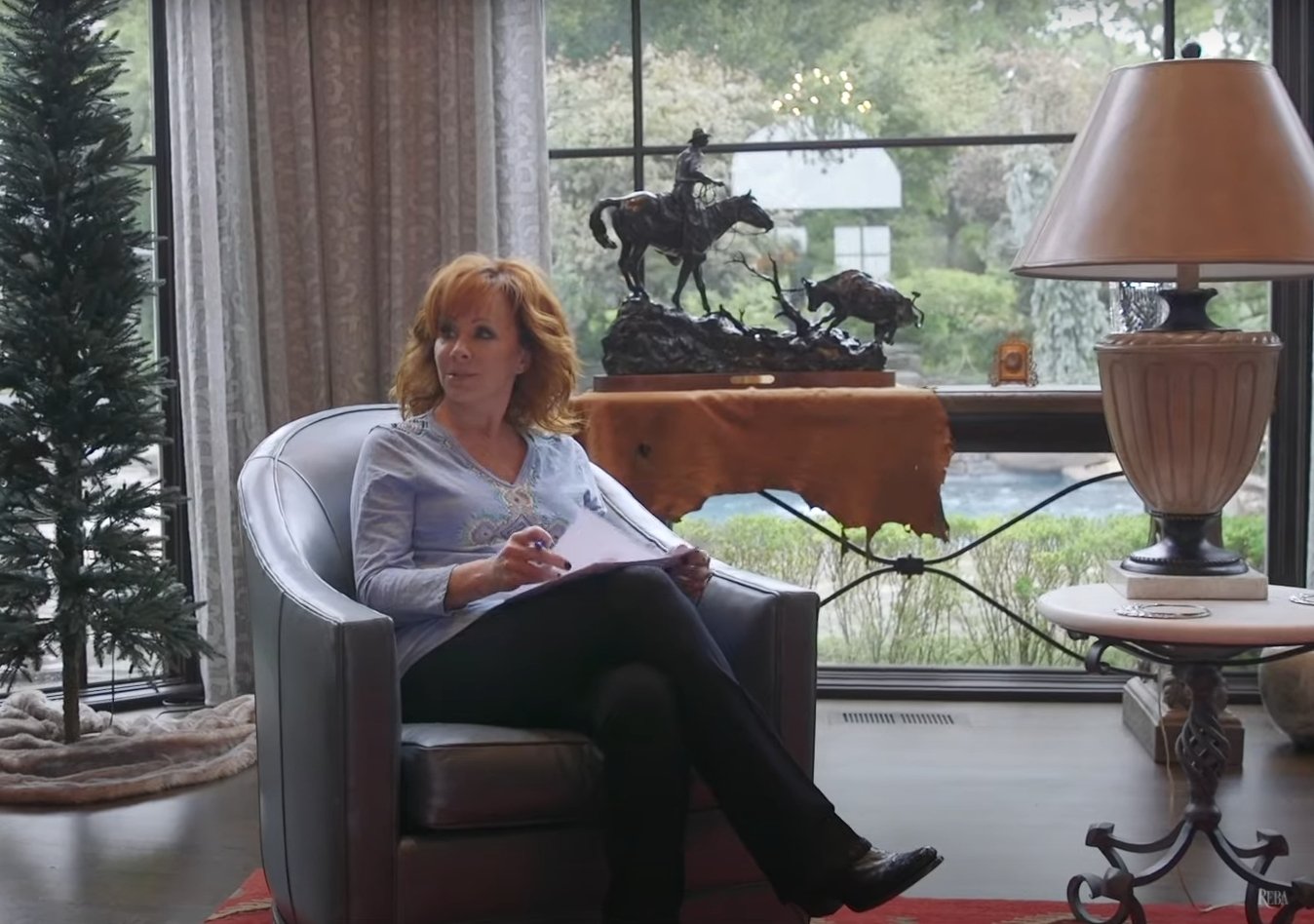 Reba McEntire en su mansión de Nashville, el 20 de noviembre de 2020 | Foto: YouTube/RebaMcEntire