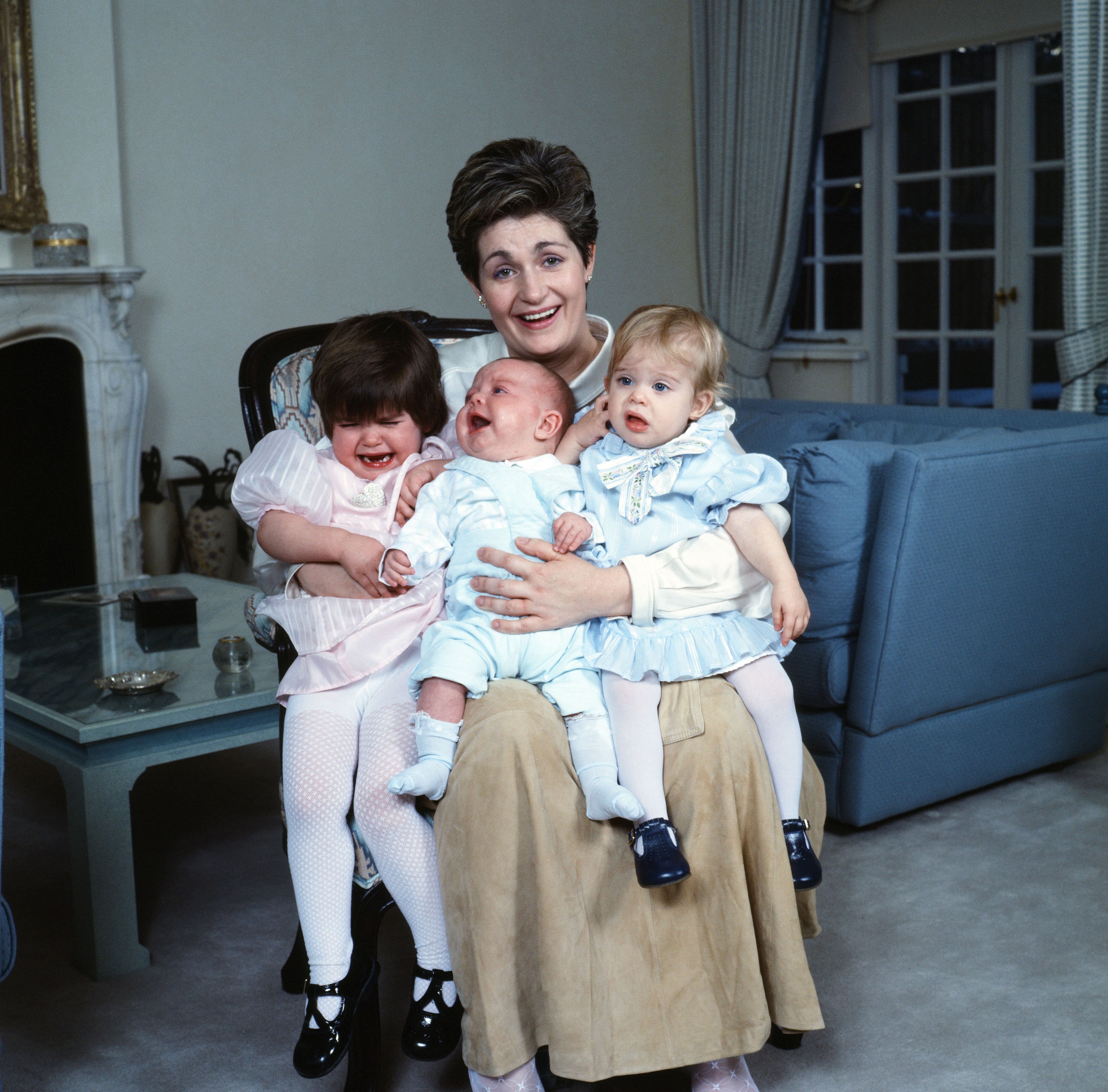 Sharon Osbourne con sus tres hijos, Aimee, Kelly y Jack, en 1986 | Foto: Getty Images
