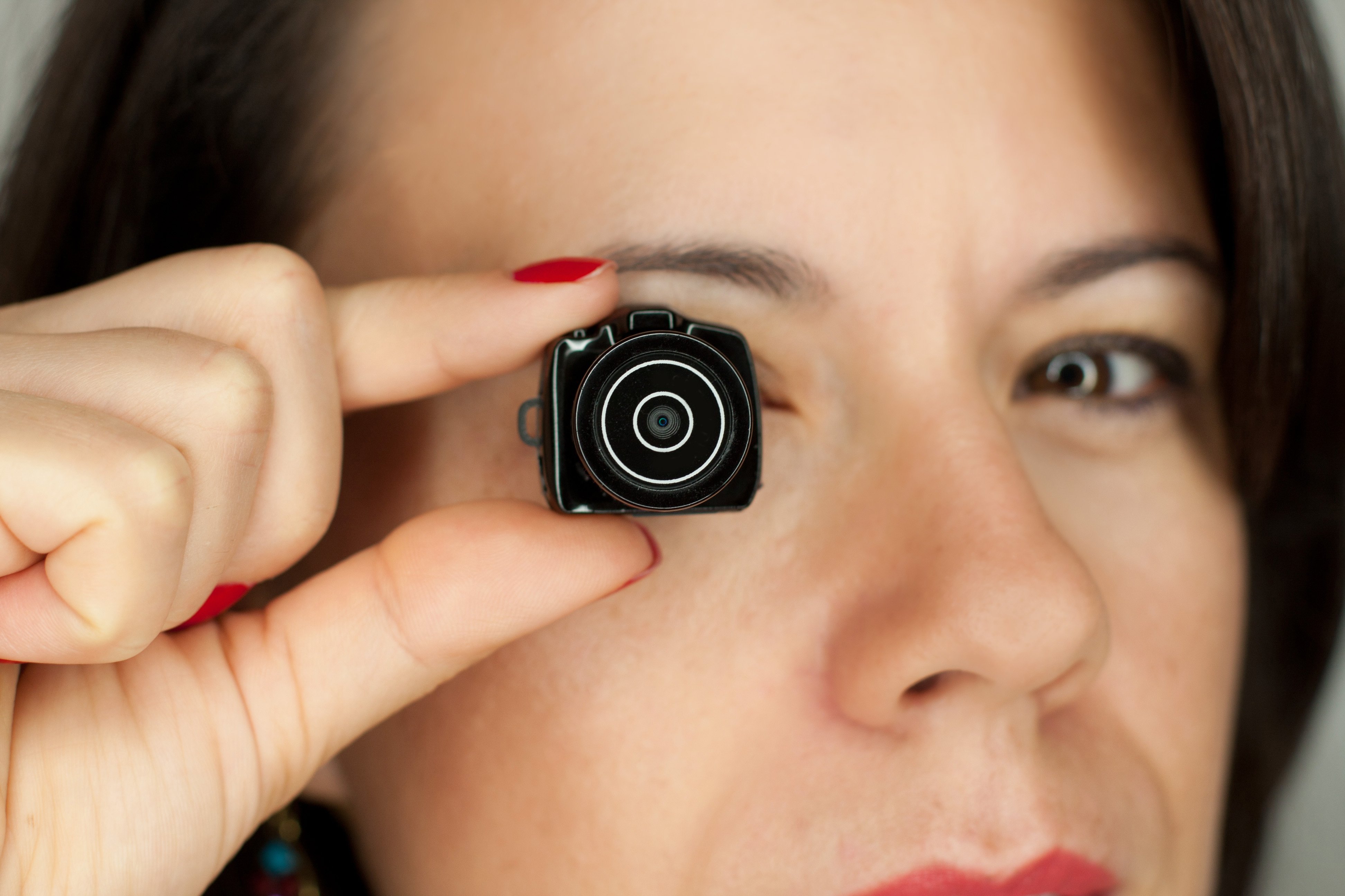 Mujer con mini cámara de fotos dslr. Fuente: Shutterstock