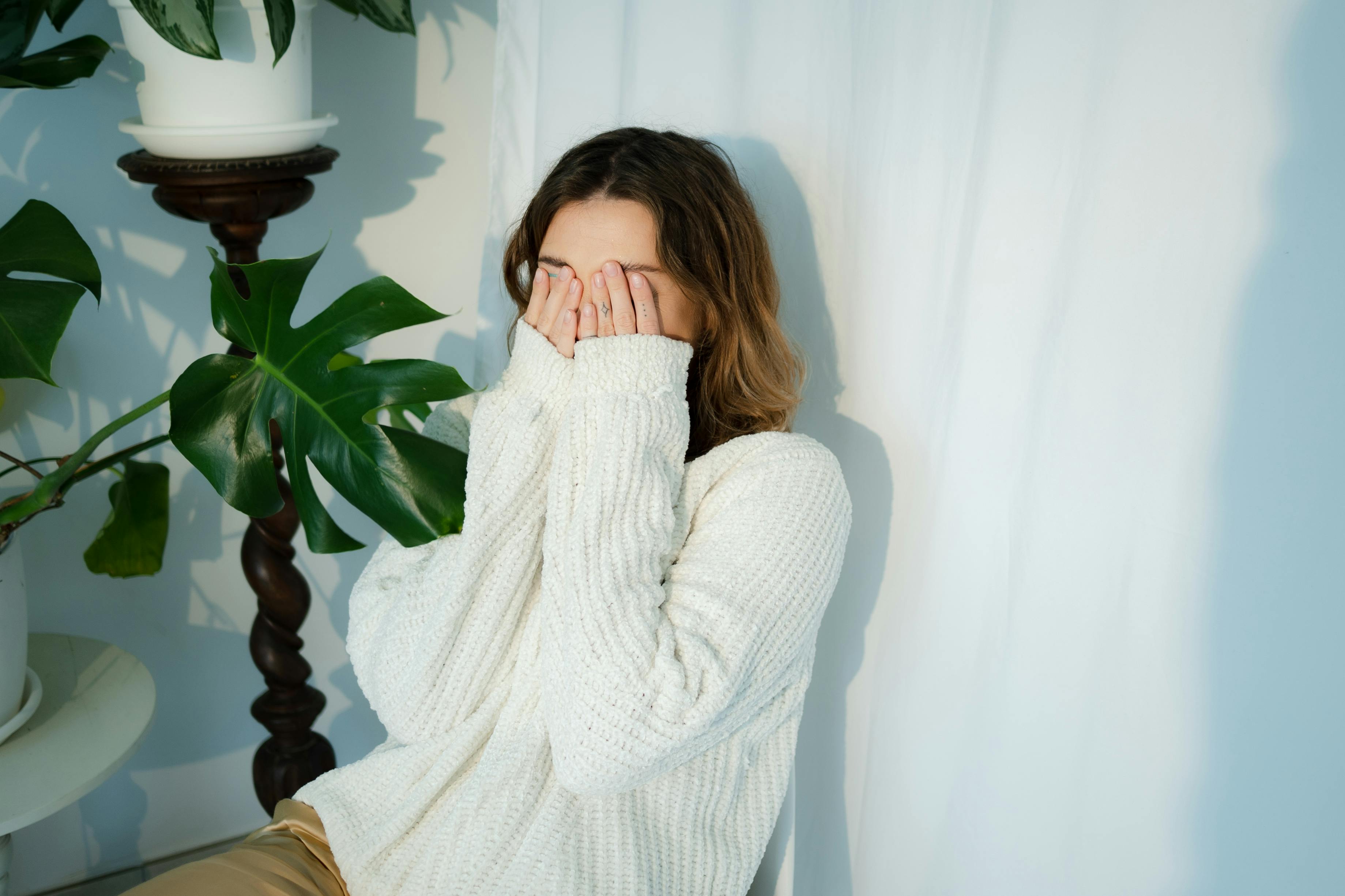 Una mujer avergonzada con las manos en la cara | Fuente: Pexels