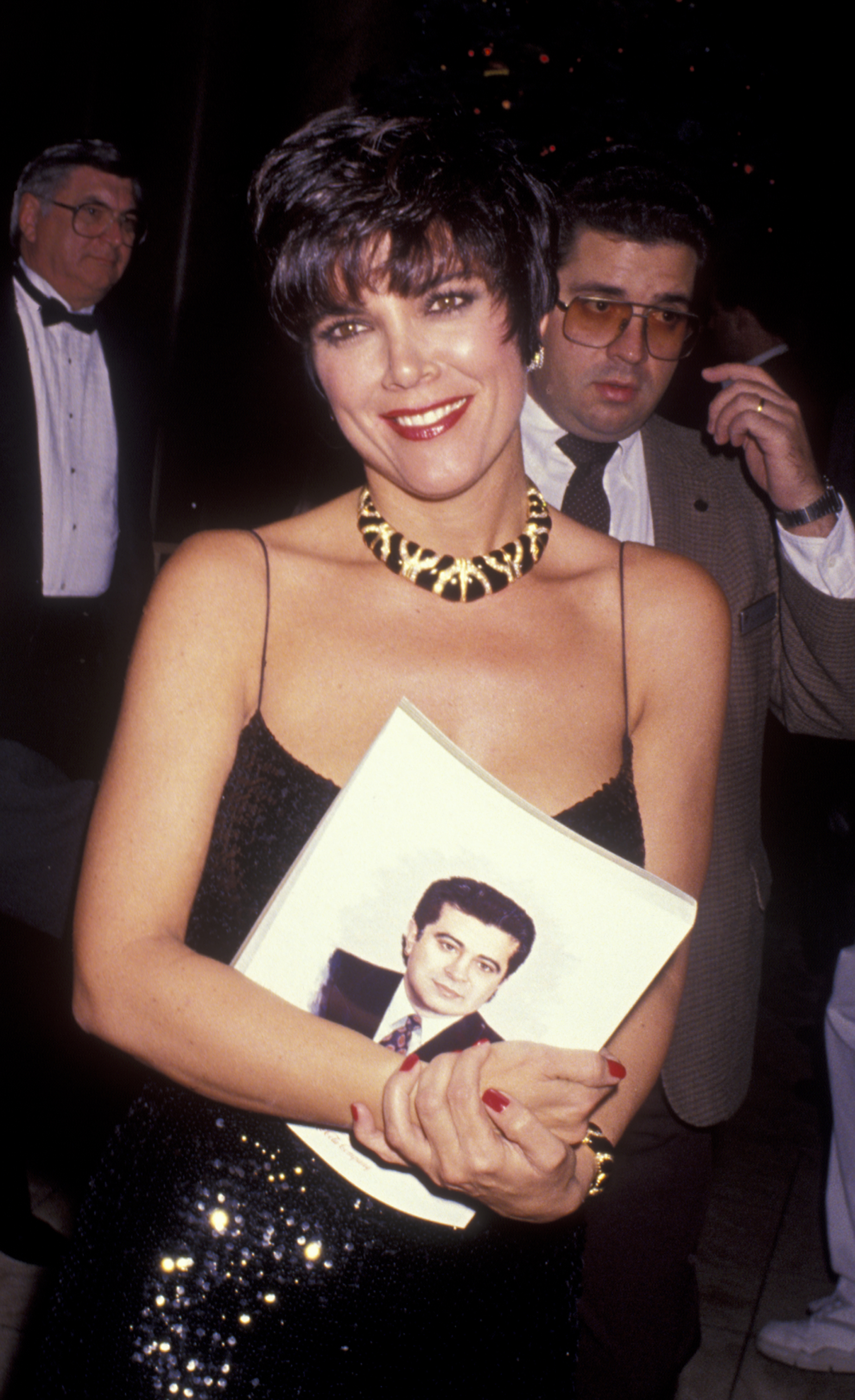 Kris Jenner asiste a los Premios Pioneer, en los que se homenajea a Terry Semel, en el Century Plaza Hotel de Century City, California, el 10 de diciembre de 1990, luciendo un glamuroso conjunto negro con un collar llamativo. | Fuente: Getty Images