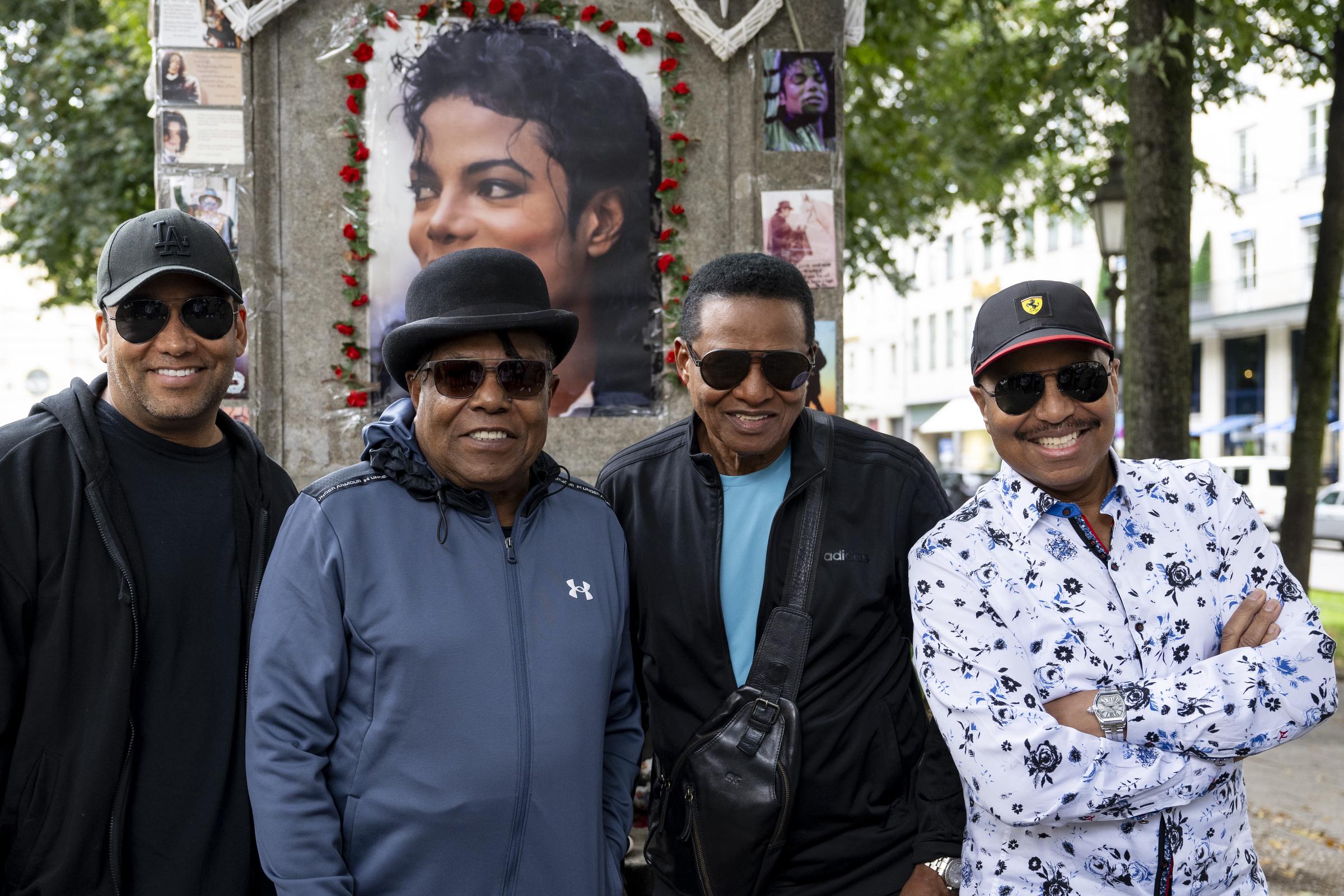 Taryll, Tito, Jackie y Marlon Jackson posando para una foto delante del monumento a Michael Jackson en Múnich, Alemania, el 9 de septiembre de 2024 | Fuente: Getty Images