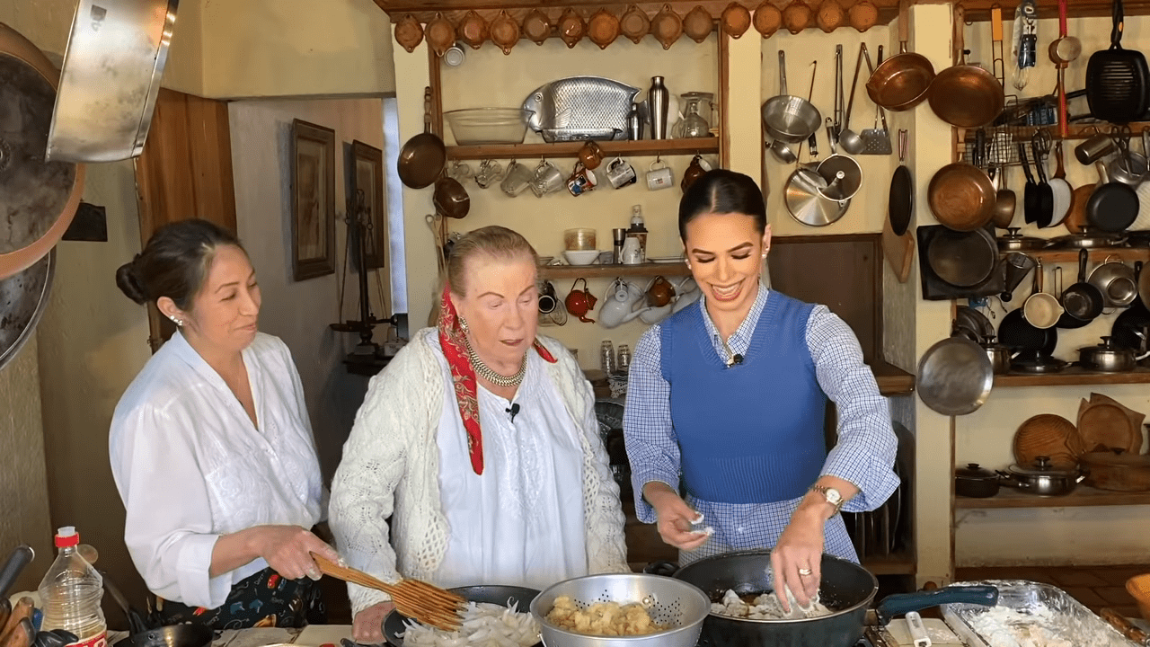 Biby Gaytán cocinando con su suegra en septiembre del 2020. │Foto: YouTube / Biby Gaytán