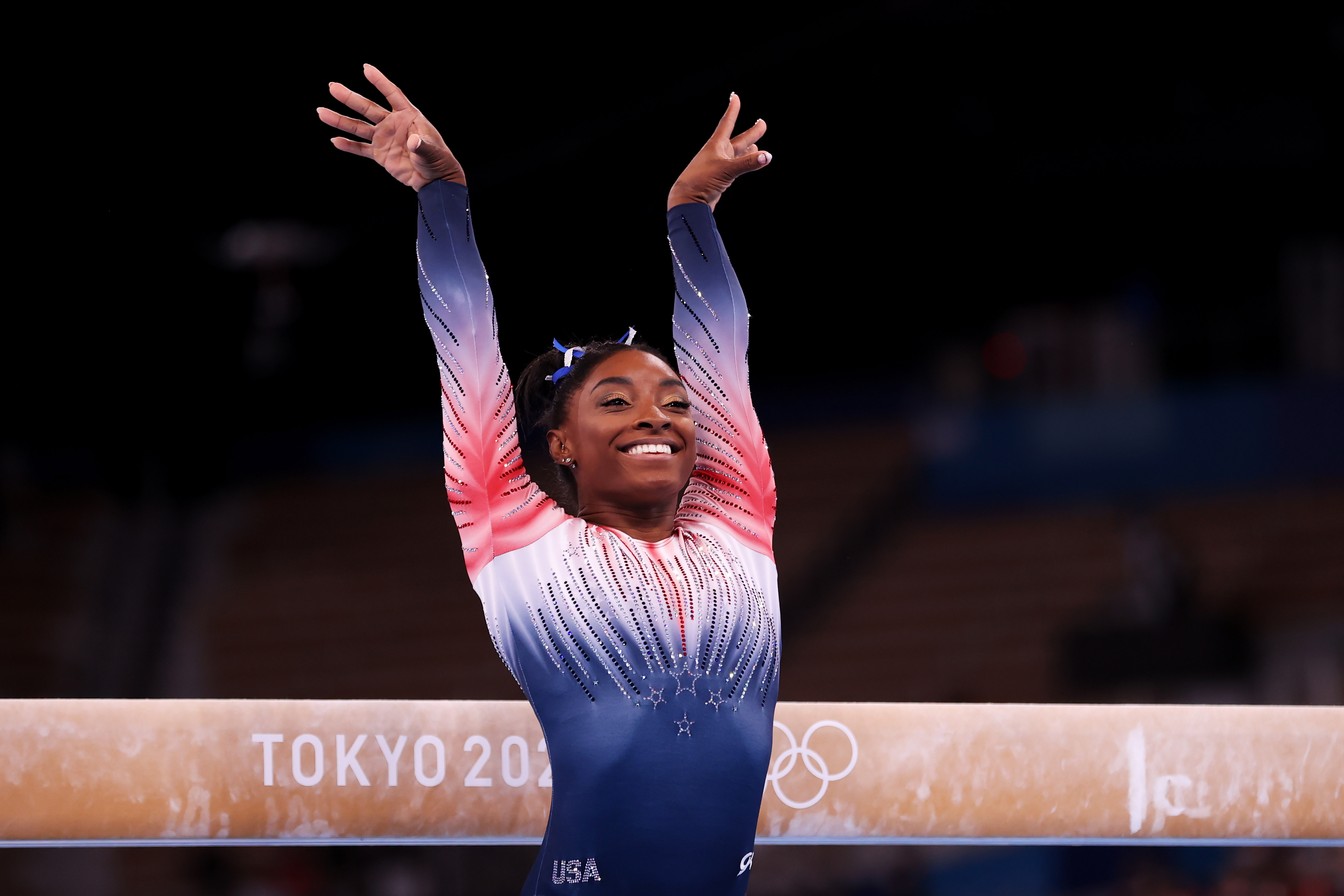 Simone Biles, del equipo de Estados Unidos, compite durante la final femenina de viga de equilibrio en el undécimo día de los Juegos Olímpicos de Tokio 2020 en el Centro de Gimnasia Ariake el 03 de agosto de 2021 en Tokio, Japón | Fuente: Getty Images