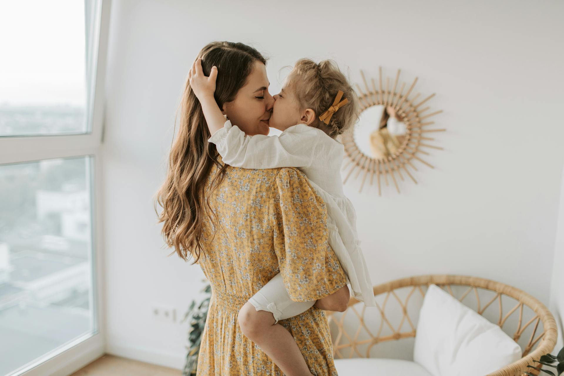 Una mujer besando a su hija | Fuente: Pexels