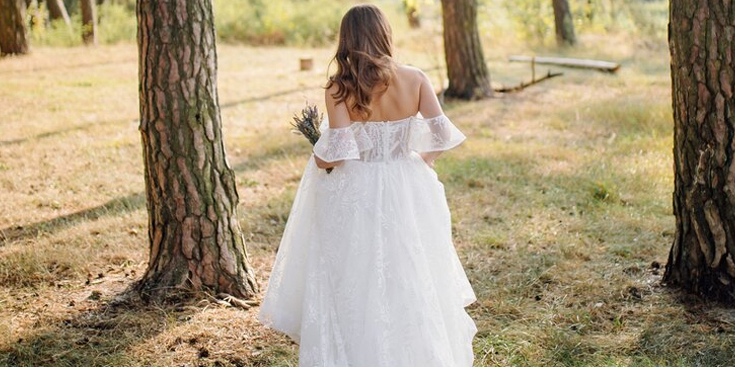 Una mujer vestida de novia en el bosque | Fuente: Freepik