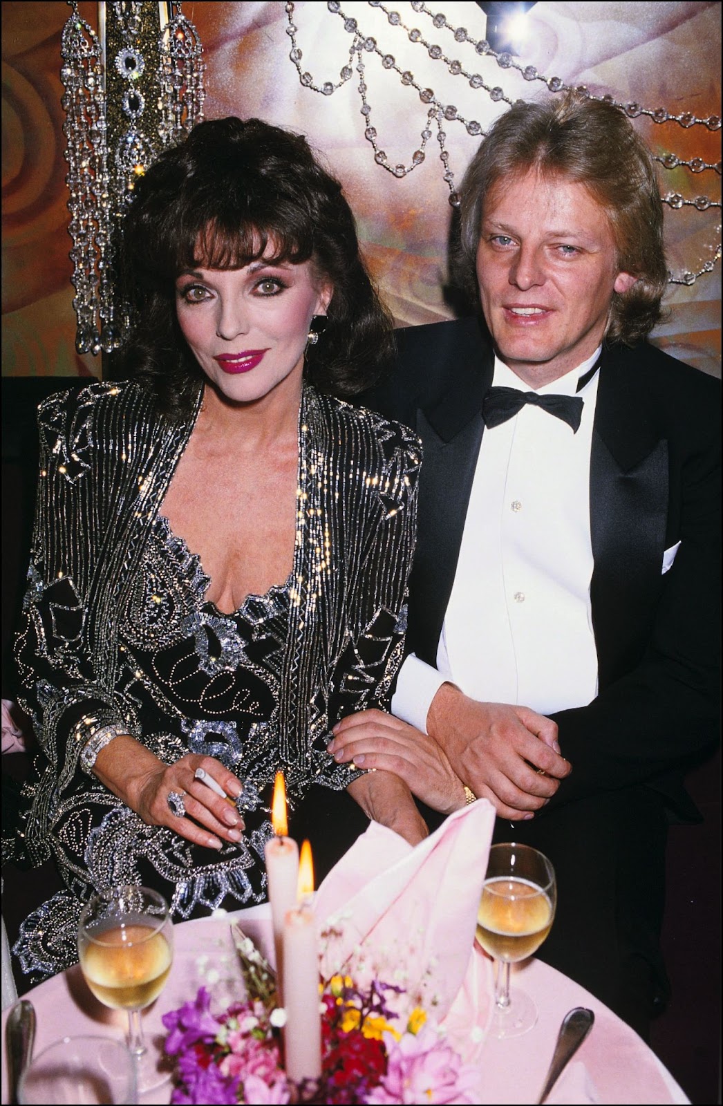 Hacia 1985, Joan Collins y Peter Holm aparecieron juntos en público. A pesar de sus glamurosas apariencias, su relación se enfrentó a importantes problemas, lo que llevó a Collins a declarar que no volvería a casarse tras su separación | Fuente: Getty Images