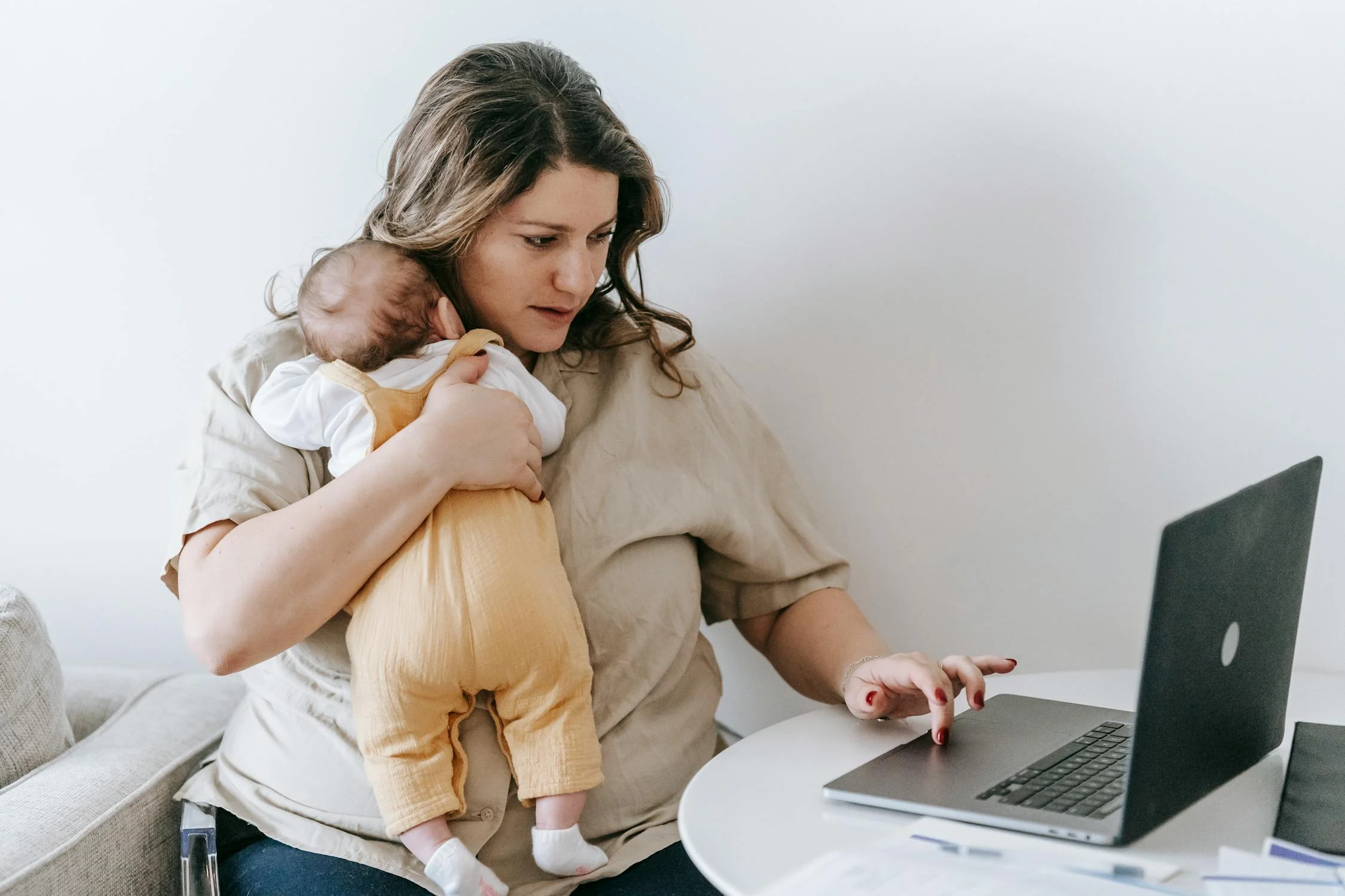 Una mujer trabajando con su portátil | Fuente: Pexels