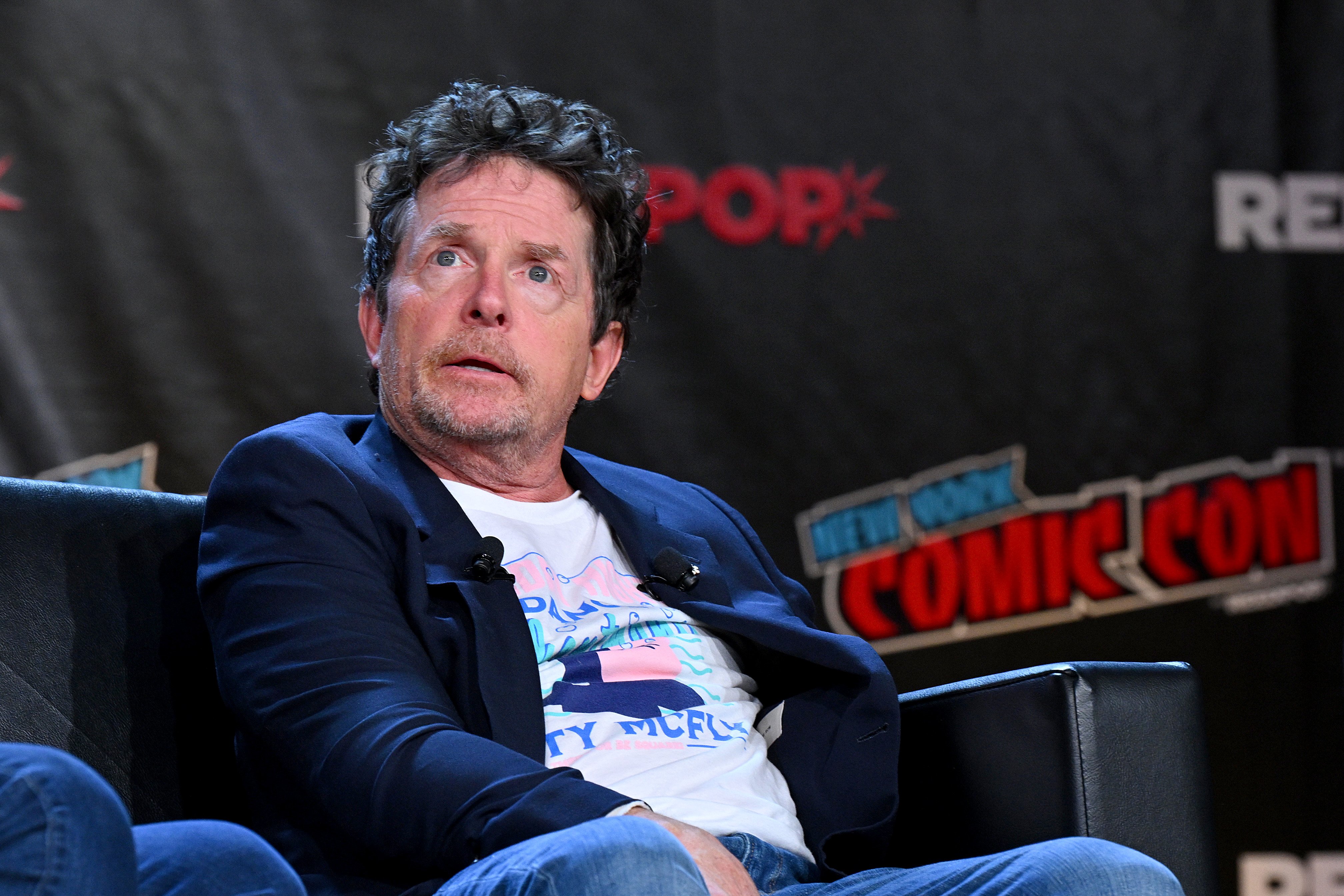 Michael J. Fox en el escenario de la reunión "Back to the Future" durante la Comic Con de Nueva York el 8 de octubre de 2022 en la ciudad de Nueva York. | Foto: Getty Images