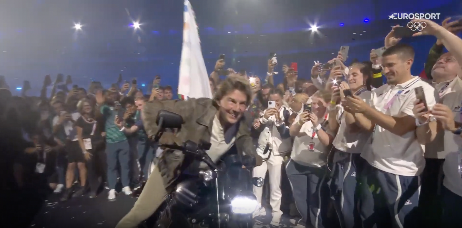 Tom Cruise saliendo del estadio con la bandera olímpica, publicado el 12 de agosto de 2024 | Fuente: YouTube/Eurosport