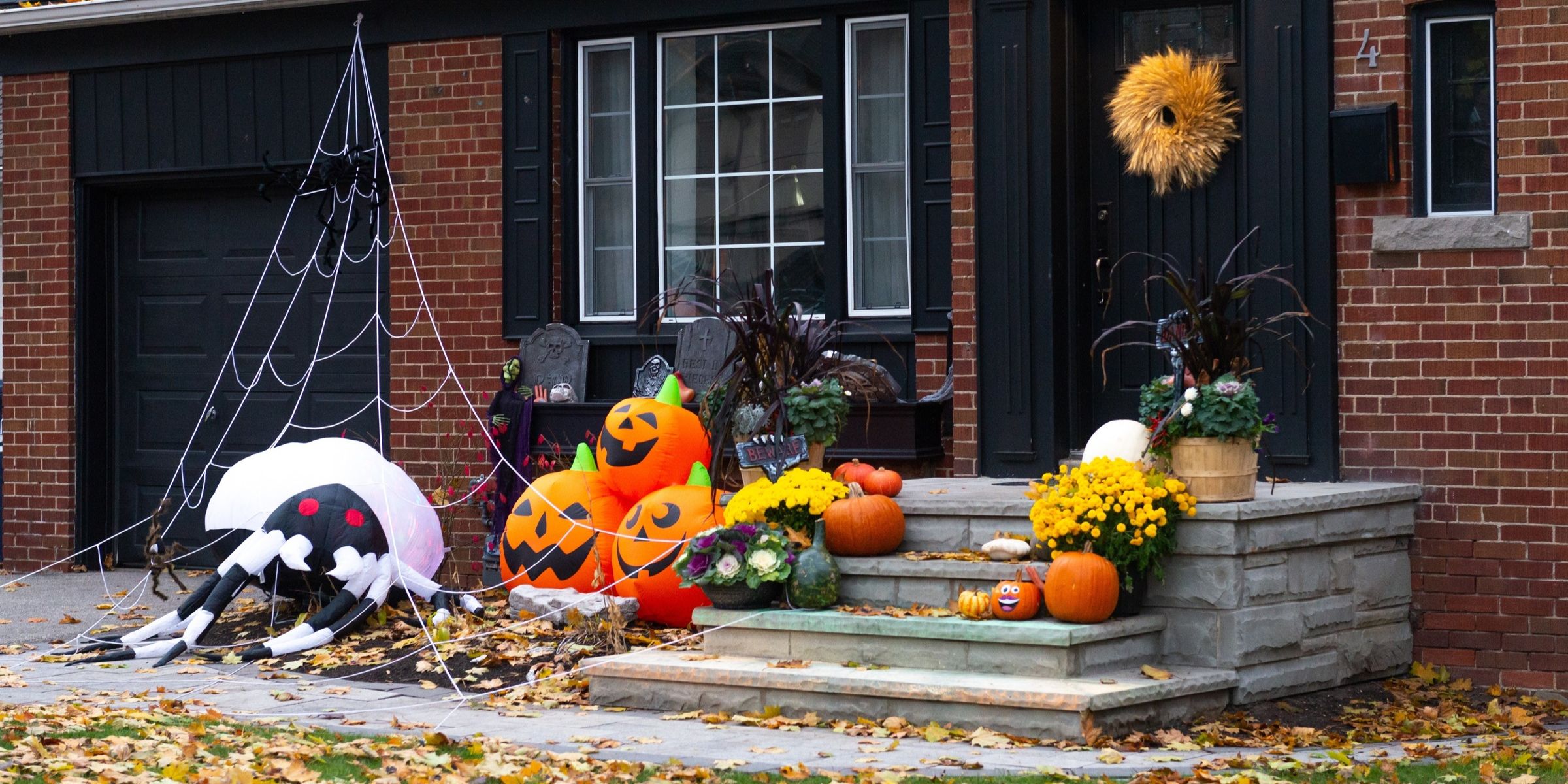Una casa decorada para Halloween | Fuente: Shutterstock