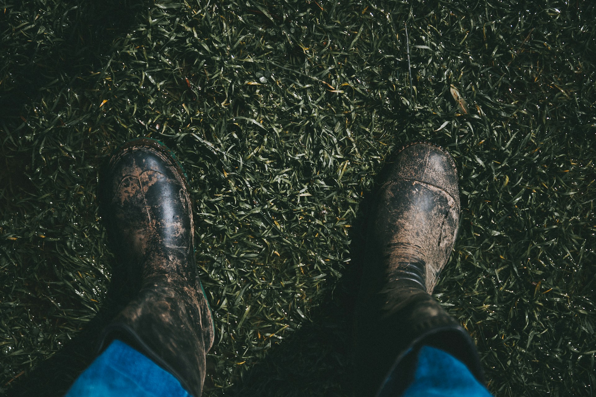 Una persona con las botas llenas de barro | Fuente: Unsplash