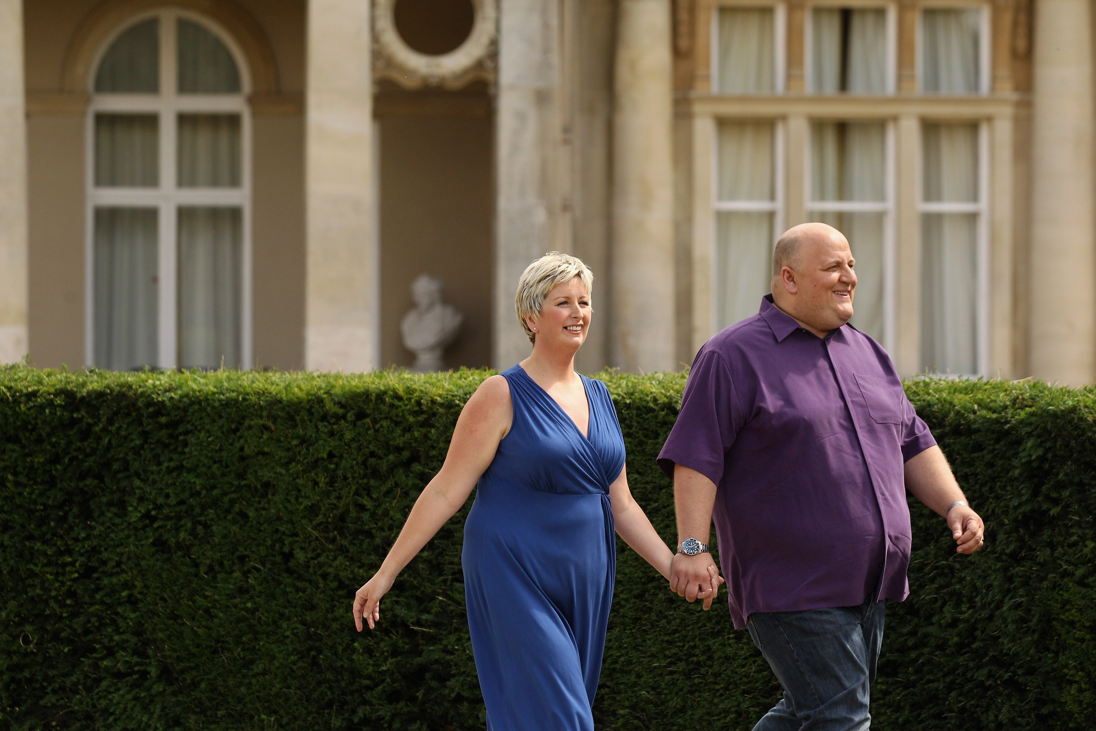 Gillian y Adrian Bayford celebran haber ganado el bote de más de 148 millones de libras esterlinas en la lotería Euromillones el 14 de agosto de 2012, en Hatfield Heath, Inglaterra | Fuente: Getty Images