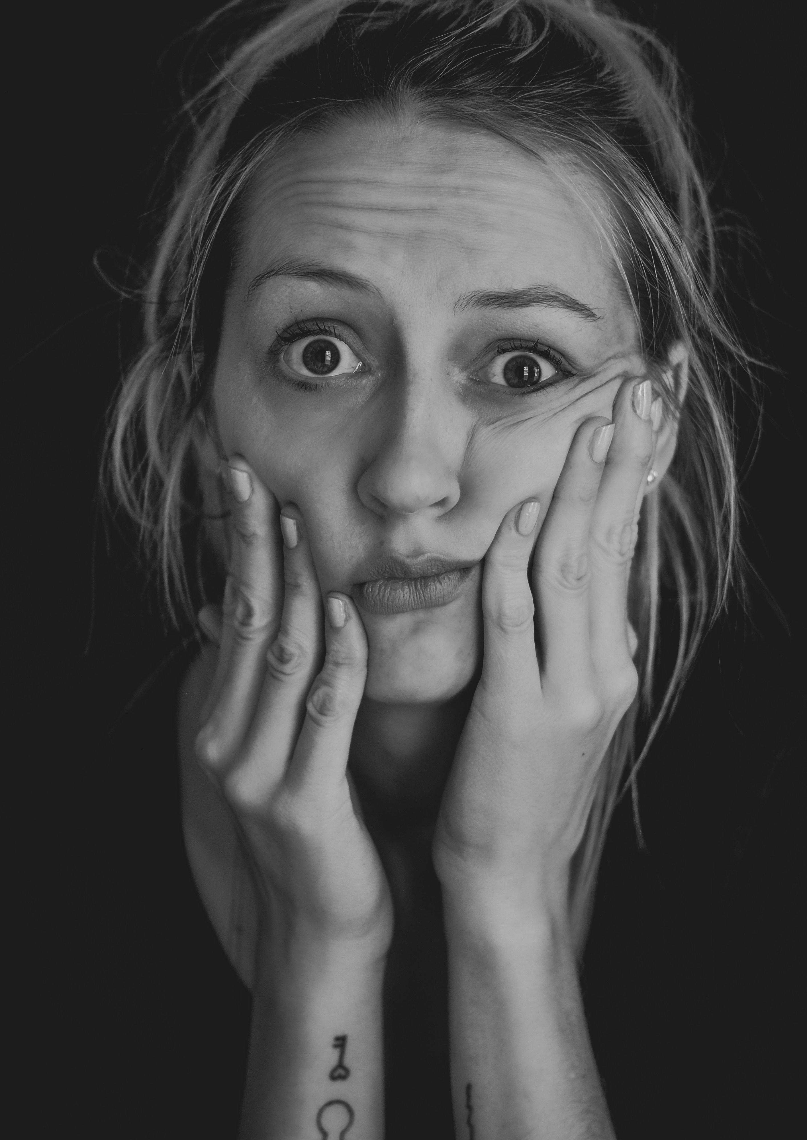 Foto en blanco y negro de una mujer en estado de shock | Fuente: Unsplash