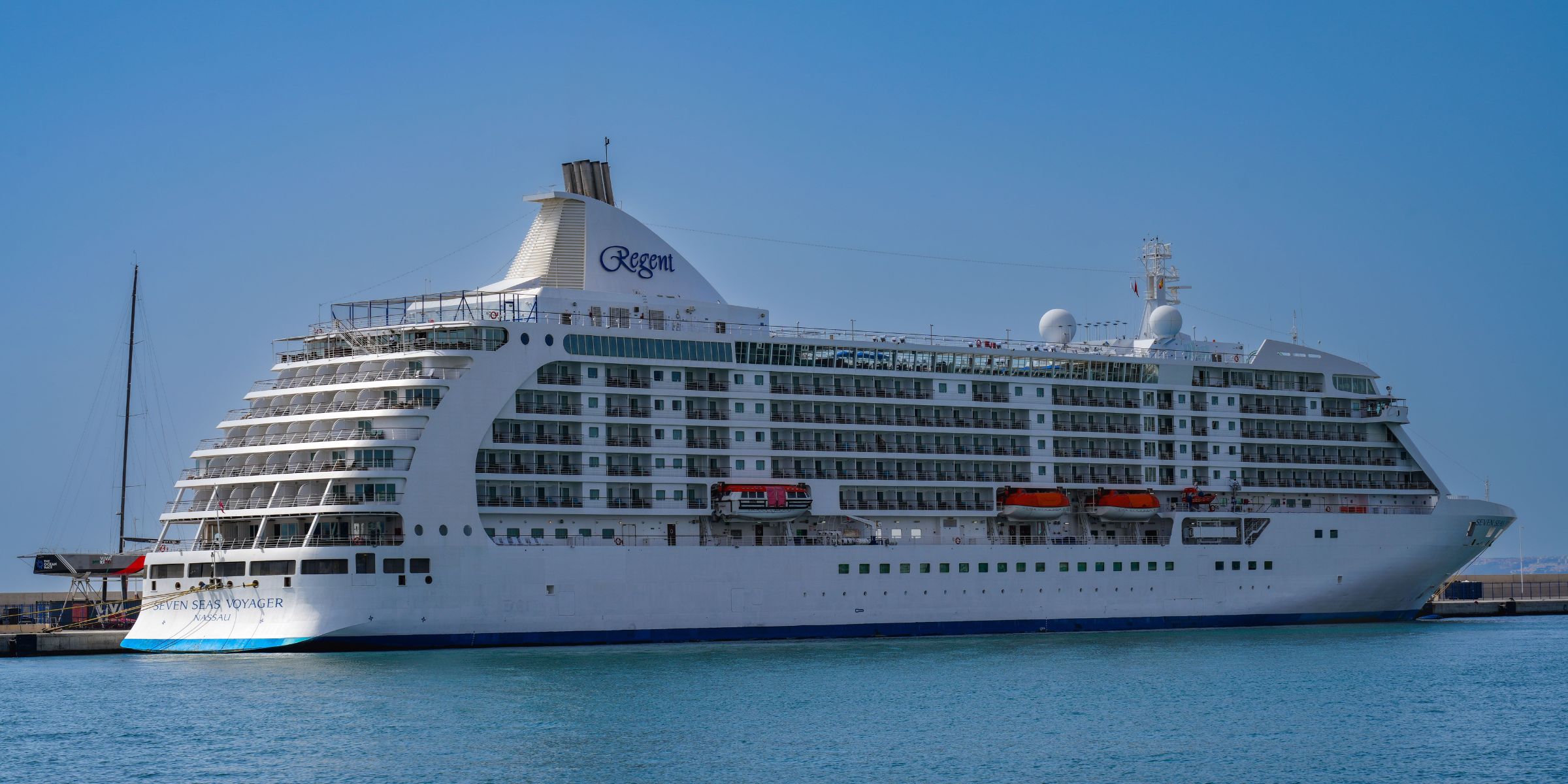 Una nave da crociera di lusso attraccata in un porto soleggiato | Fonte: Pexels