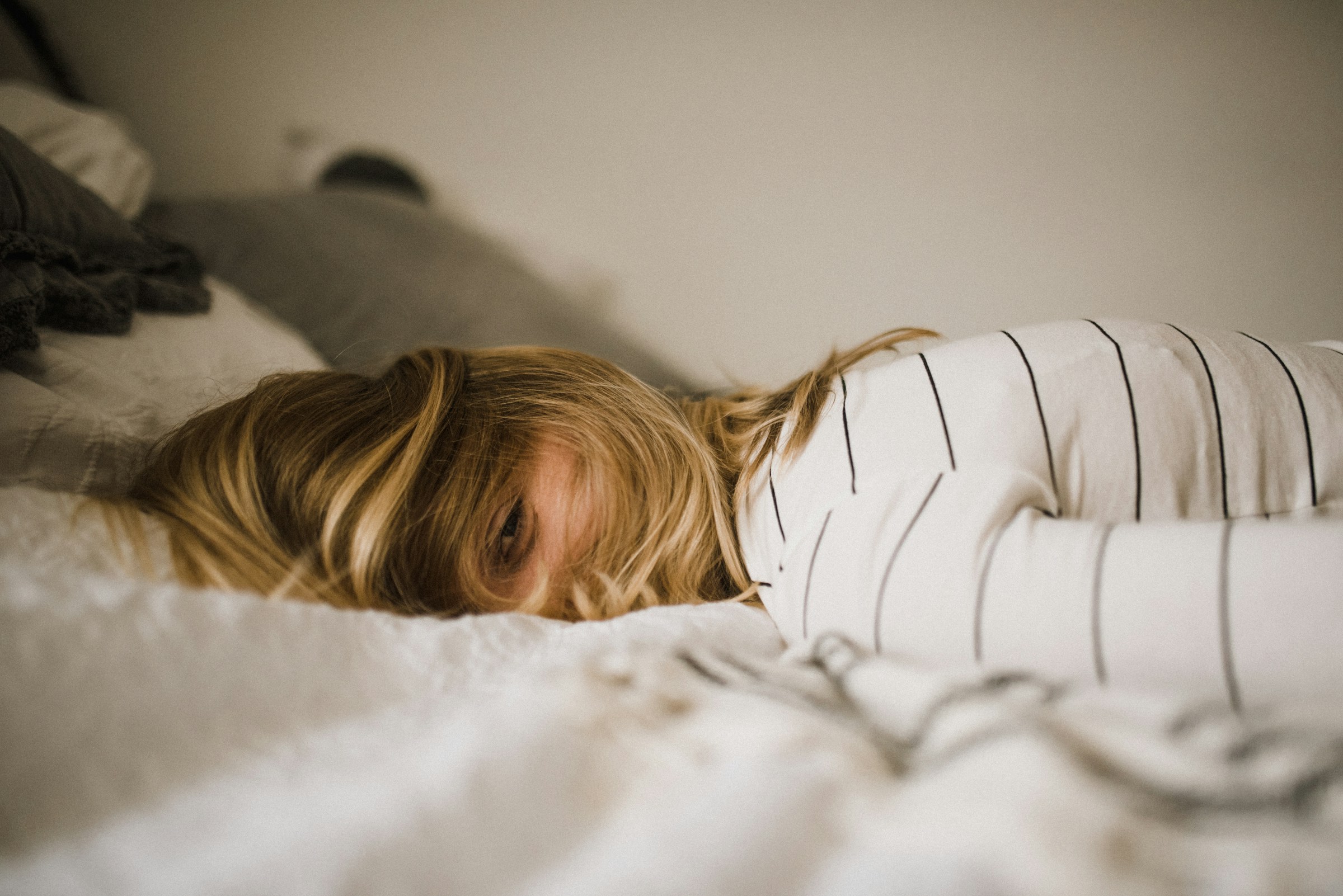 Una donna sdraiata sul letto | Fonte: Unsplash