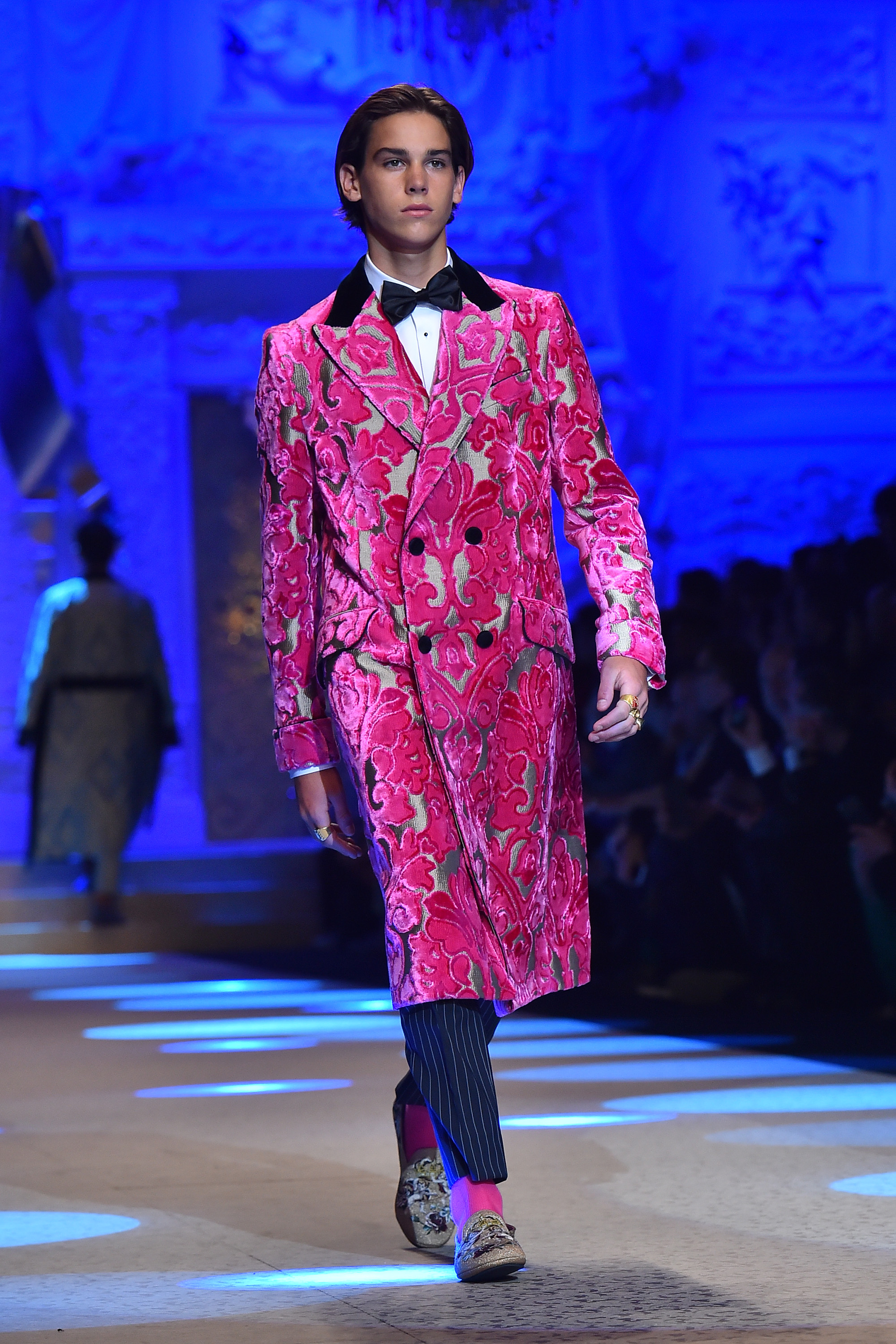 Paris Brosnan camina por la pasarela en el desfile de Dolce &amp; Gabbana durante la Semana de la Moda Masculina de Milán Otoño/Invierno 2018/19 el 13 de enero de 2018 en Milán, Italia | Foto: Getty Images