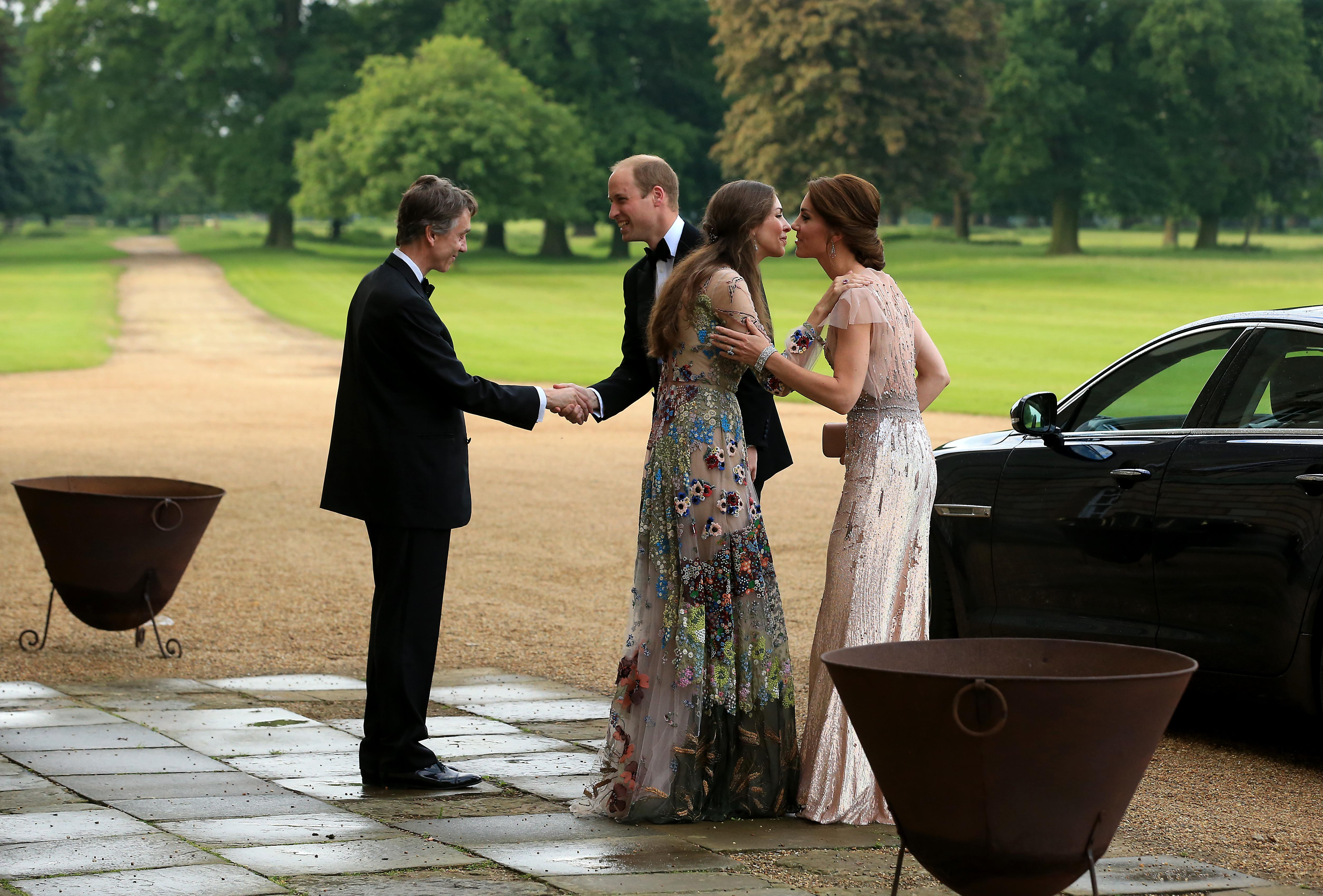 El príncipe William y Catherine, duquesa de Cambridge, son saludados por David Cholmondeley, marqués de Cholmondeley, y Rose Cholmondeley, marquesa de Cholmondeley, en una cena de gala el 22 de junio de 2016 en King's Lynn, Inglaterra | Foto: Getty Images