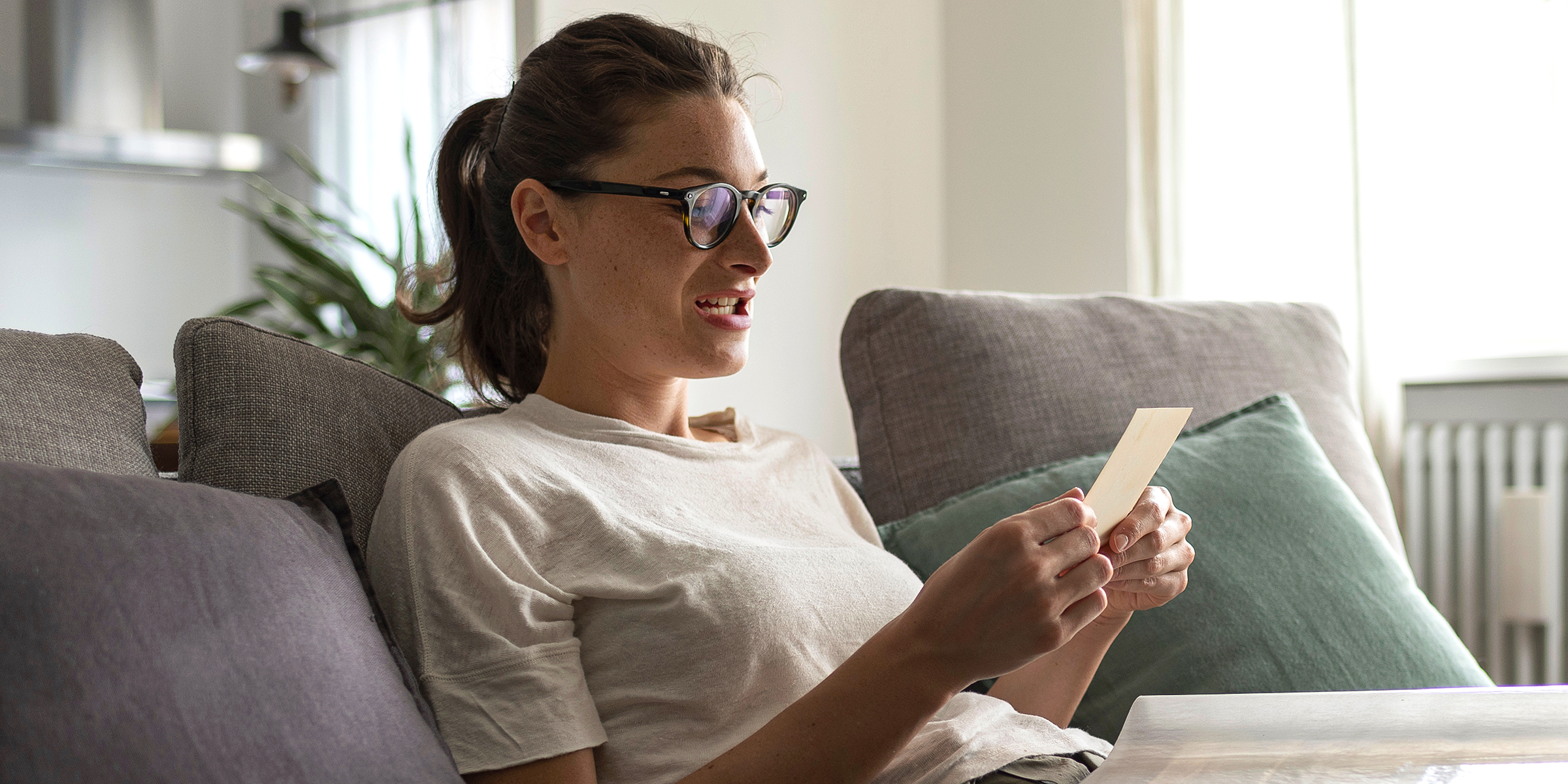 Una mujer mirando una foto | Fuente: Shutterstock