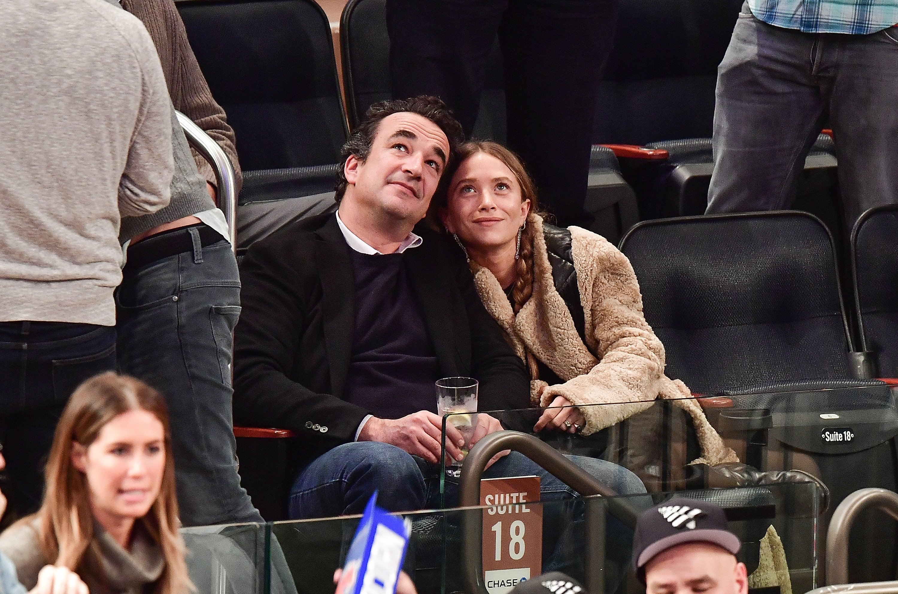 Olivier Sarkozy y Mary-Kate Olsen durante el juego New York Knicks vs Brooklyn Nets en el Madison Square Garden, el 9 de noviembre de 2016 en Nueva York. | Foto: Getty Images
