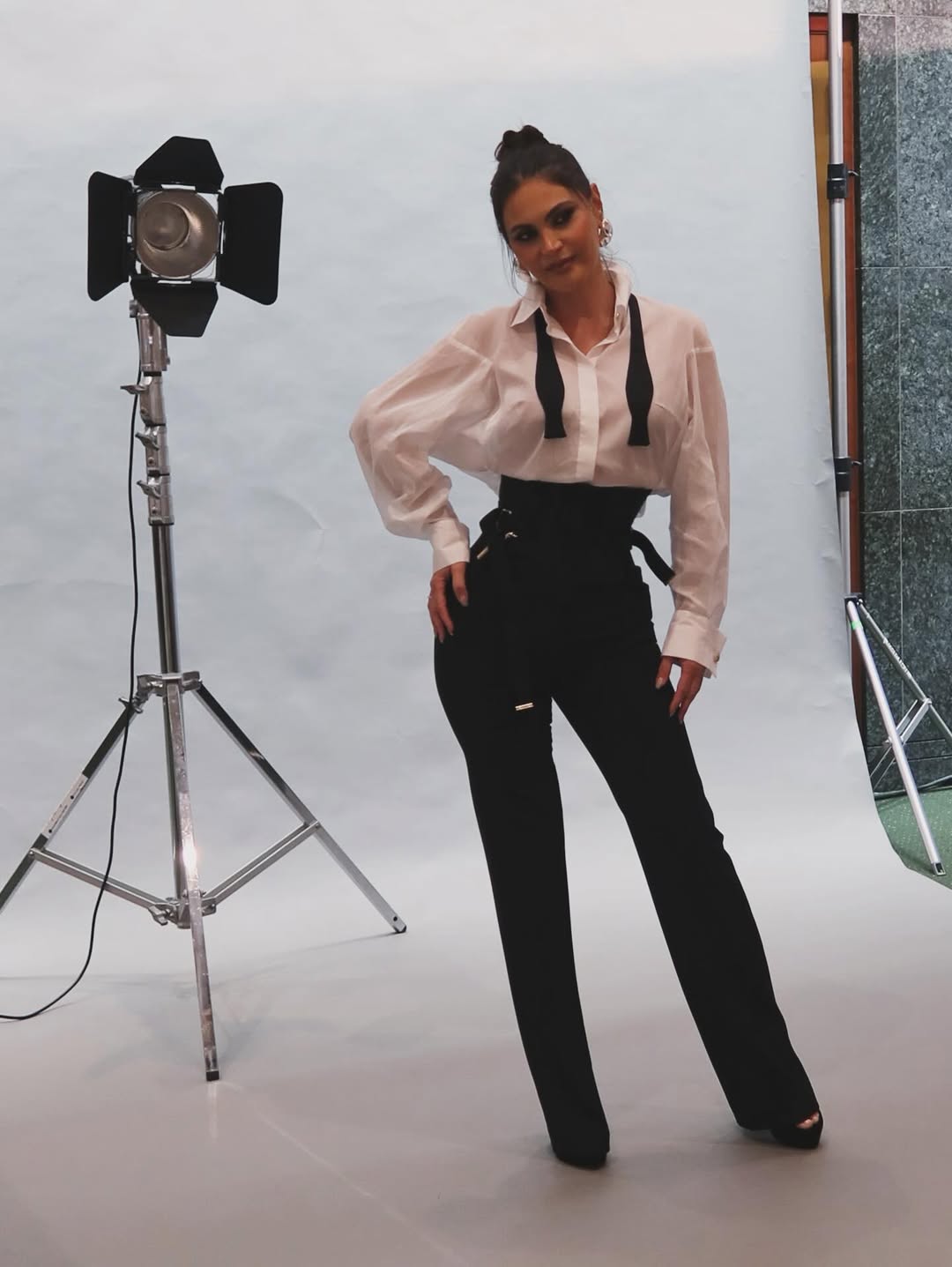 Chiquinquirá Delgado mostrando su atuendo, inspirado en Chita Rivera, para el evento 100 Latinas Powerhouse de la revista ¡HOLA! | Fuente: Instagram/chiqui_delgado