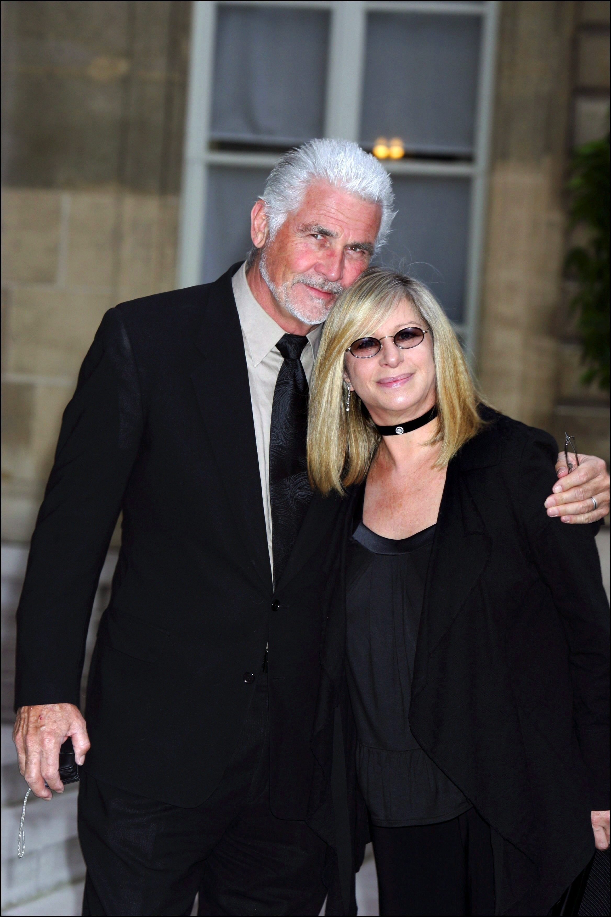 Barbra Streisand y su esposo James Brolin en el Palacio del Elíseo en París, Francia, el 28 de junio de 2007. | Foto: Getty Images