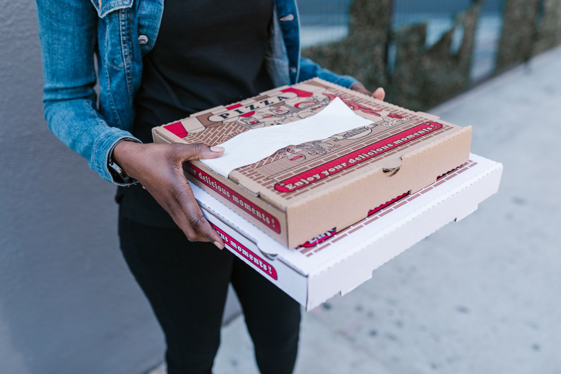 Una mujer con cajas de pizza en las manos | Fuente: Pexels